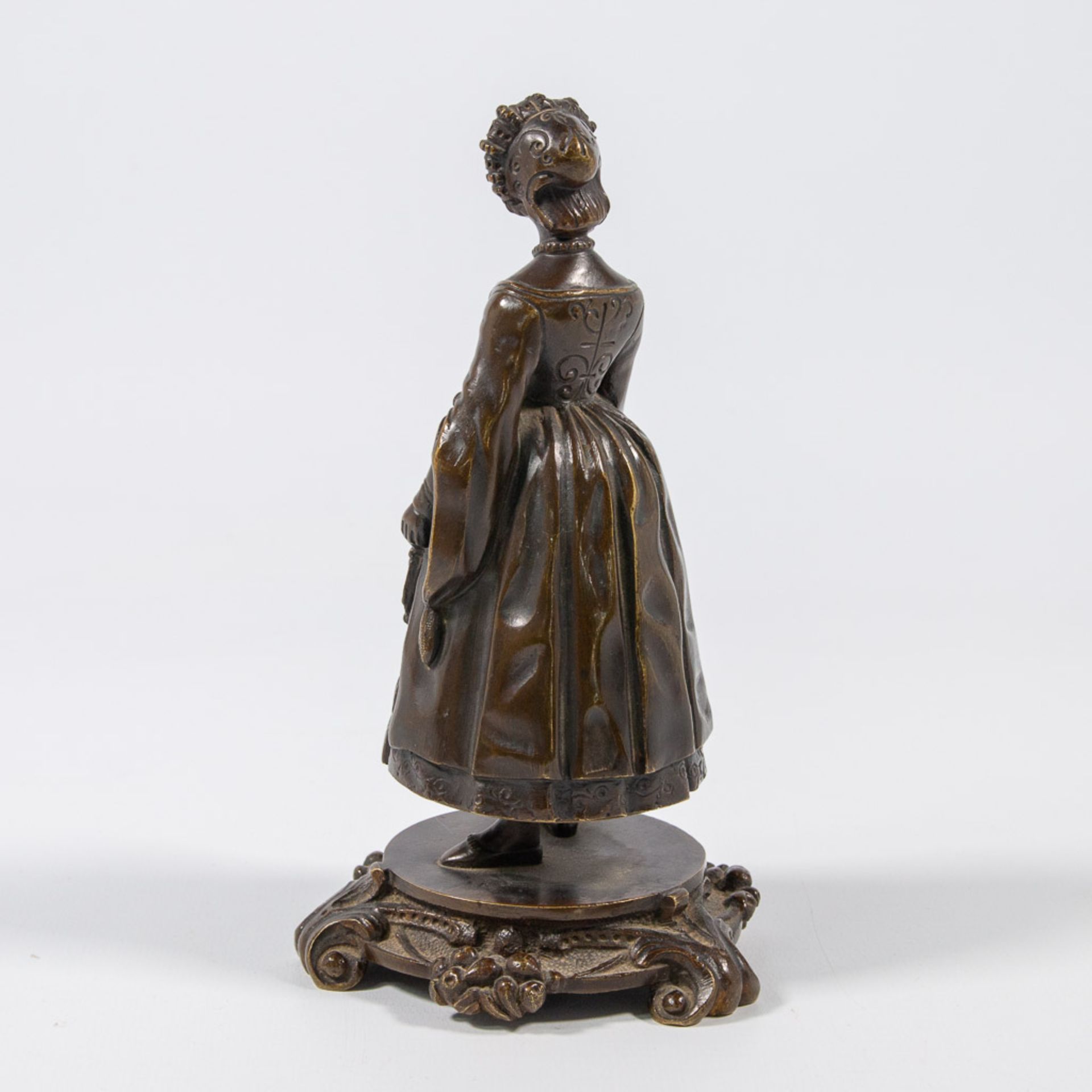 A figural bronze table bell, displayed as a lady with robe. - Bild 10 aus 21