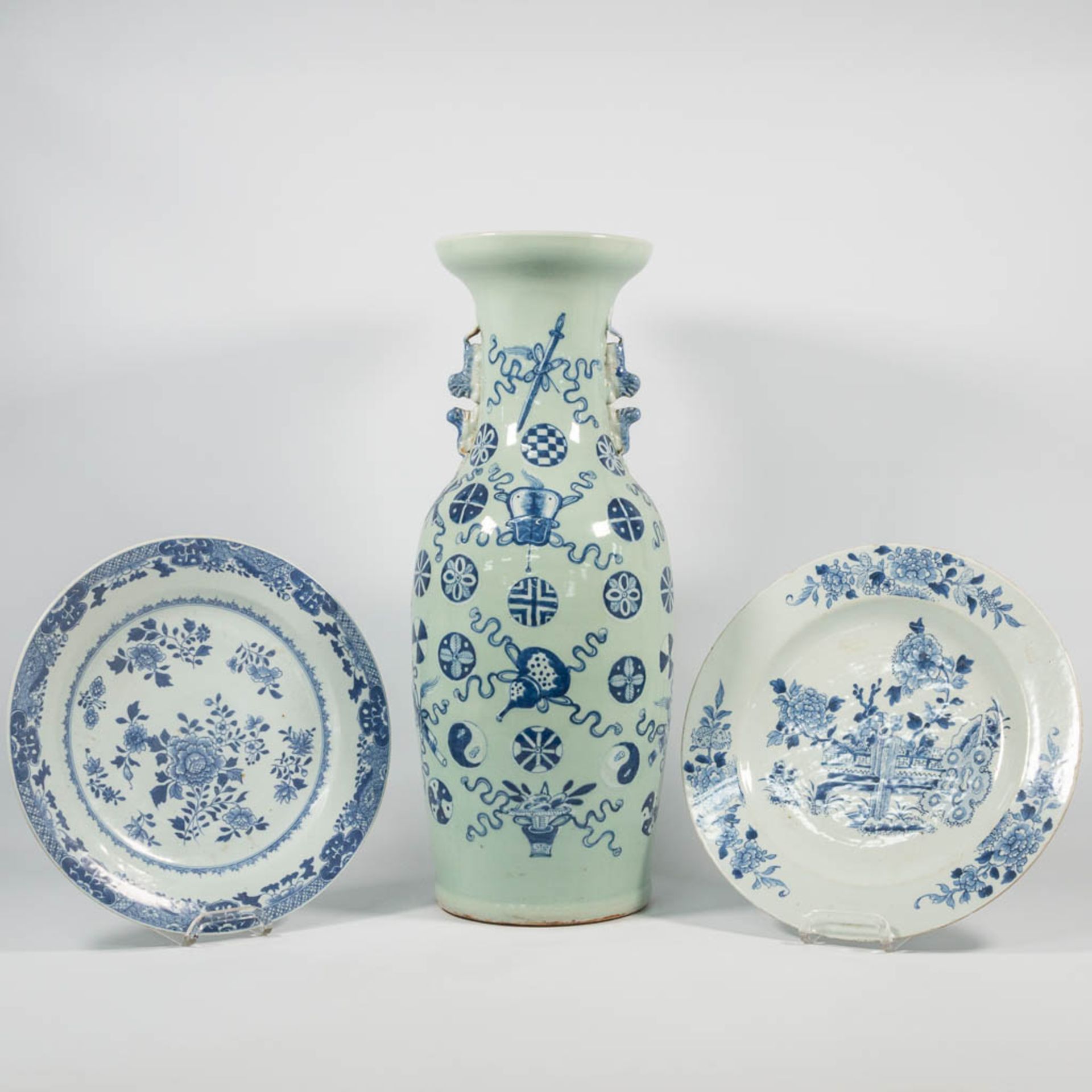 A blue and white Chinese Vase with symbolic decor, combined with 2 blue and white porcelain plates. - Image 16 of 33
