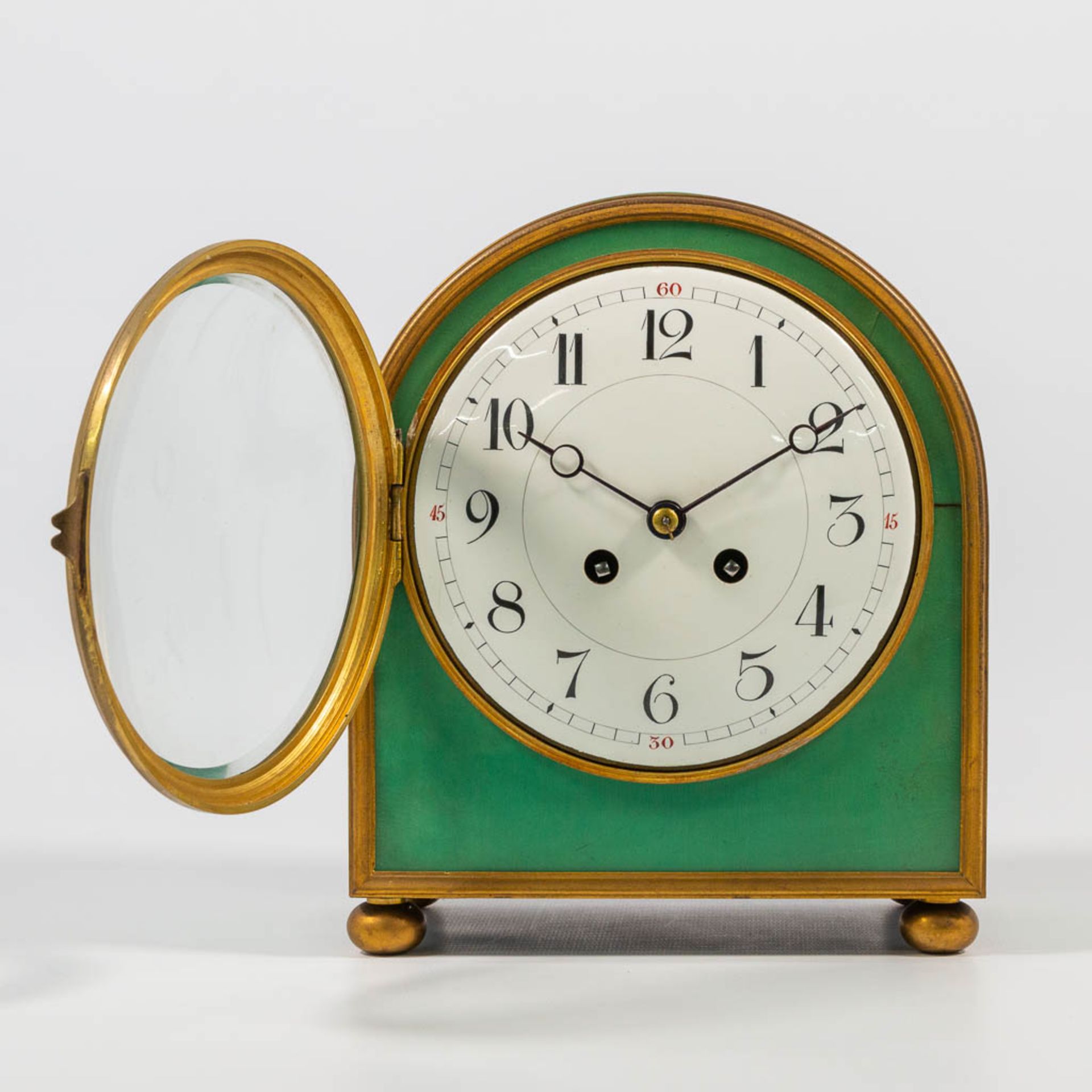An elegant table clock made of a green lacquered wood case mounted with ormolu bronze, made in Franc - Bild 8 aus 13