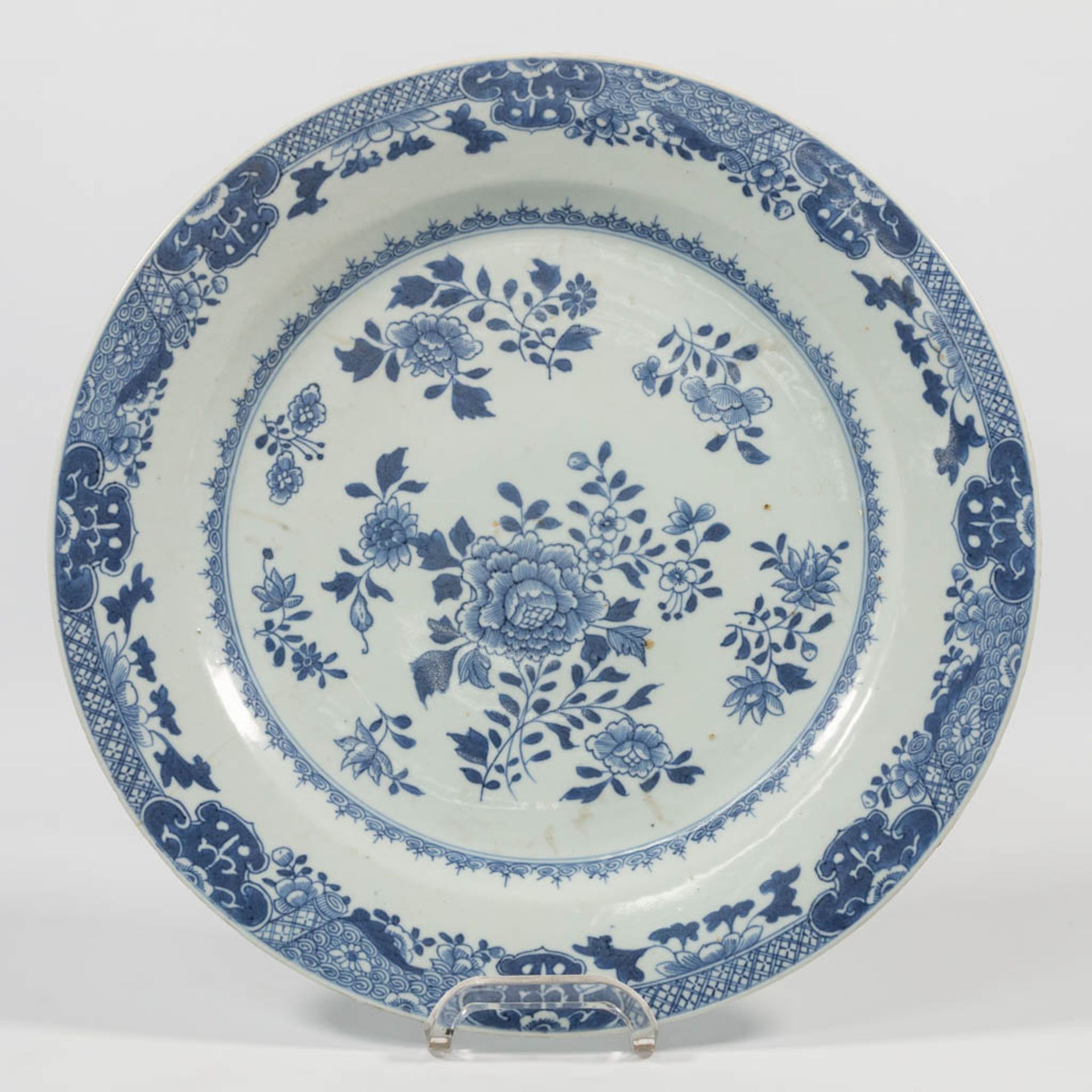 A blue and white Chinese Vase with symbolic decor, combined with 2 blue and white porcelain plates. - Image 25 of 33