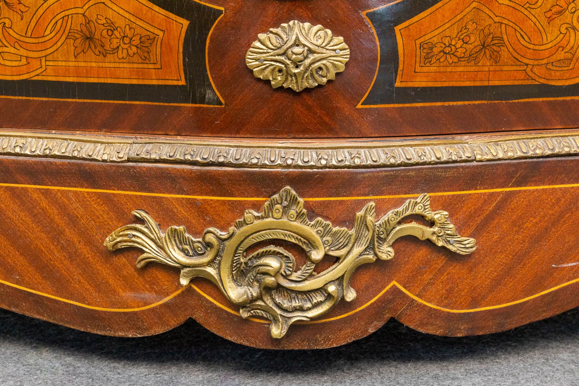 A marquetry inlaid commode, mounted with bronze and with a marble top. - Image 14 of 15
