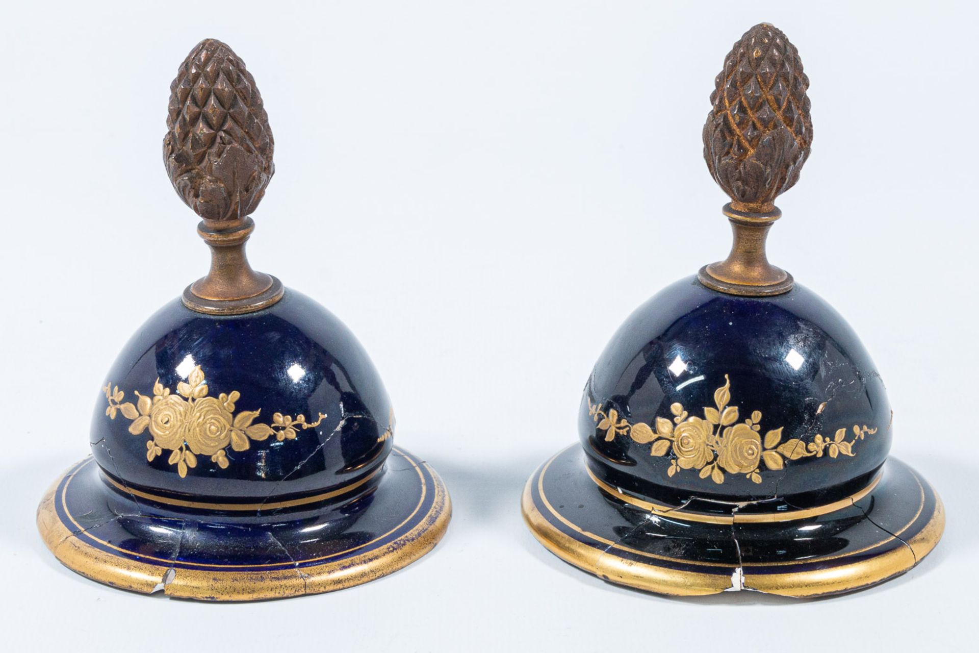 A pair of Sèvres vases with lid, cobalt blue with a decor of ladies and landscapes. 19th century. - Bild 20 aus 28