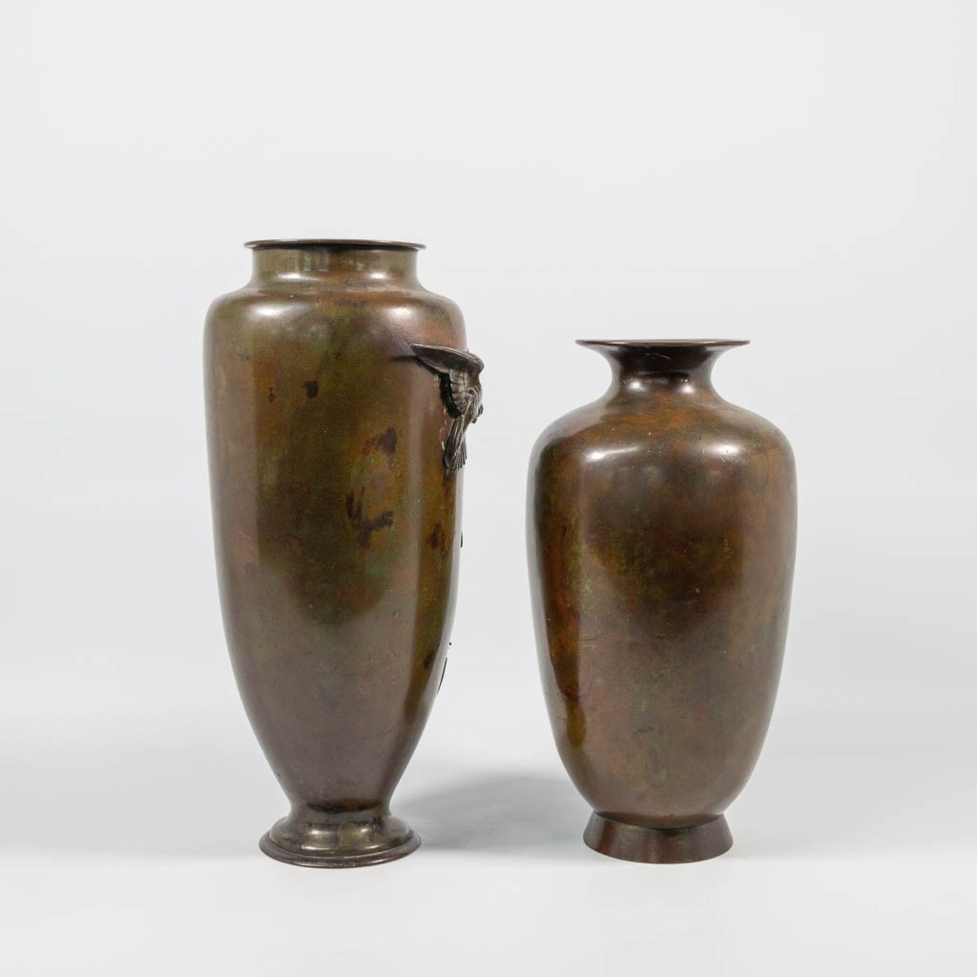 A collection of 2 of bronze, Japanese vases - Bild 3 aus 13