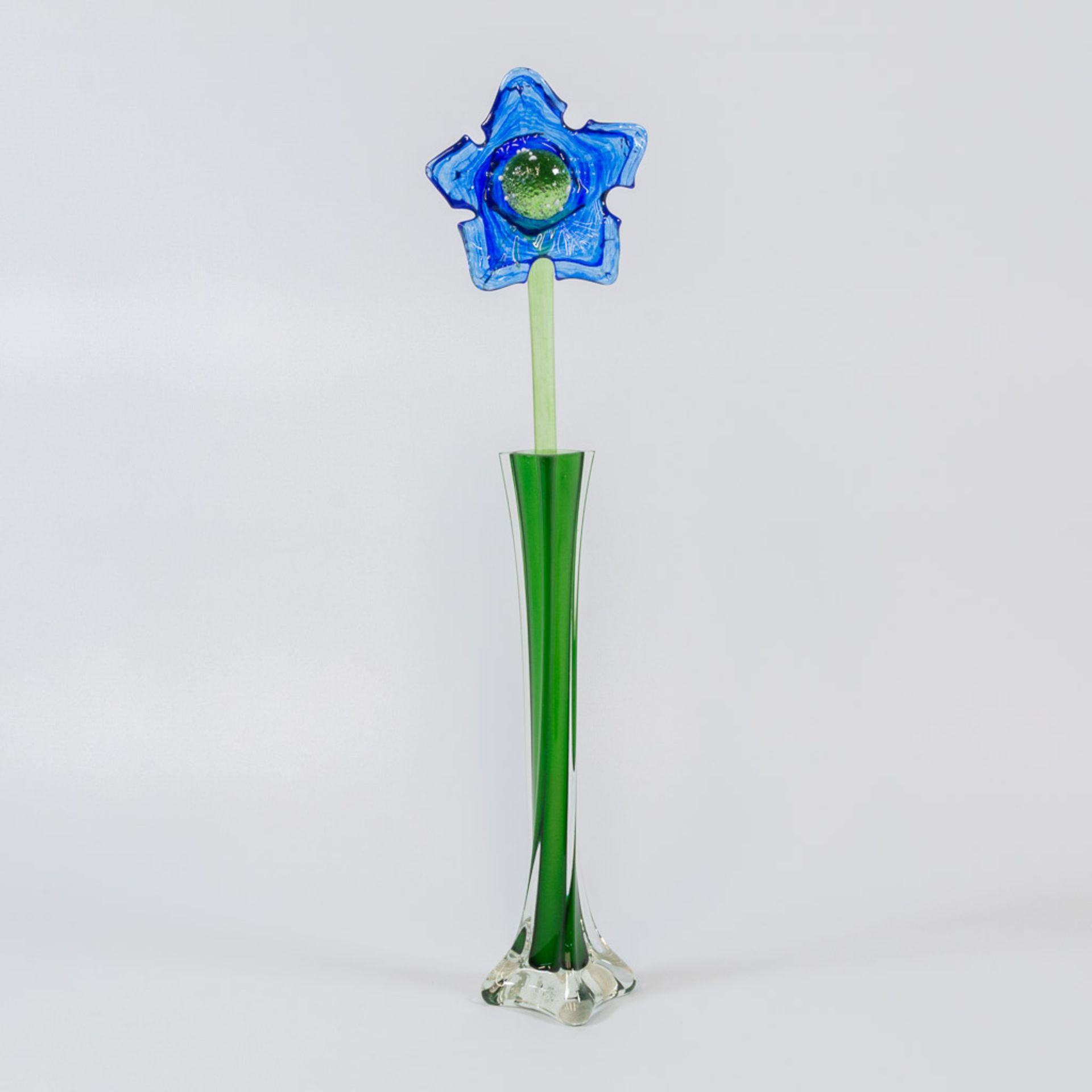 A collection of 4 vases and 4 glass flowers made in Murano, Italy. - Image 3 of 49