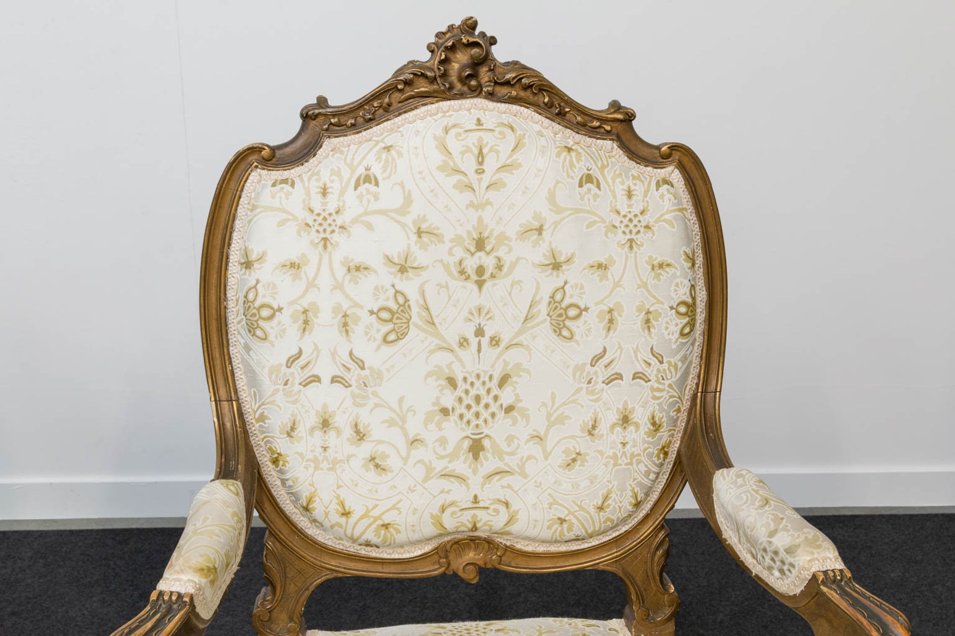 A pair of Louis XV style armchairs - Image 10 of 16