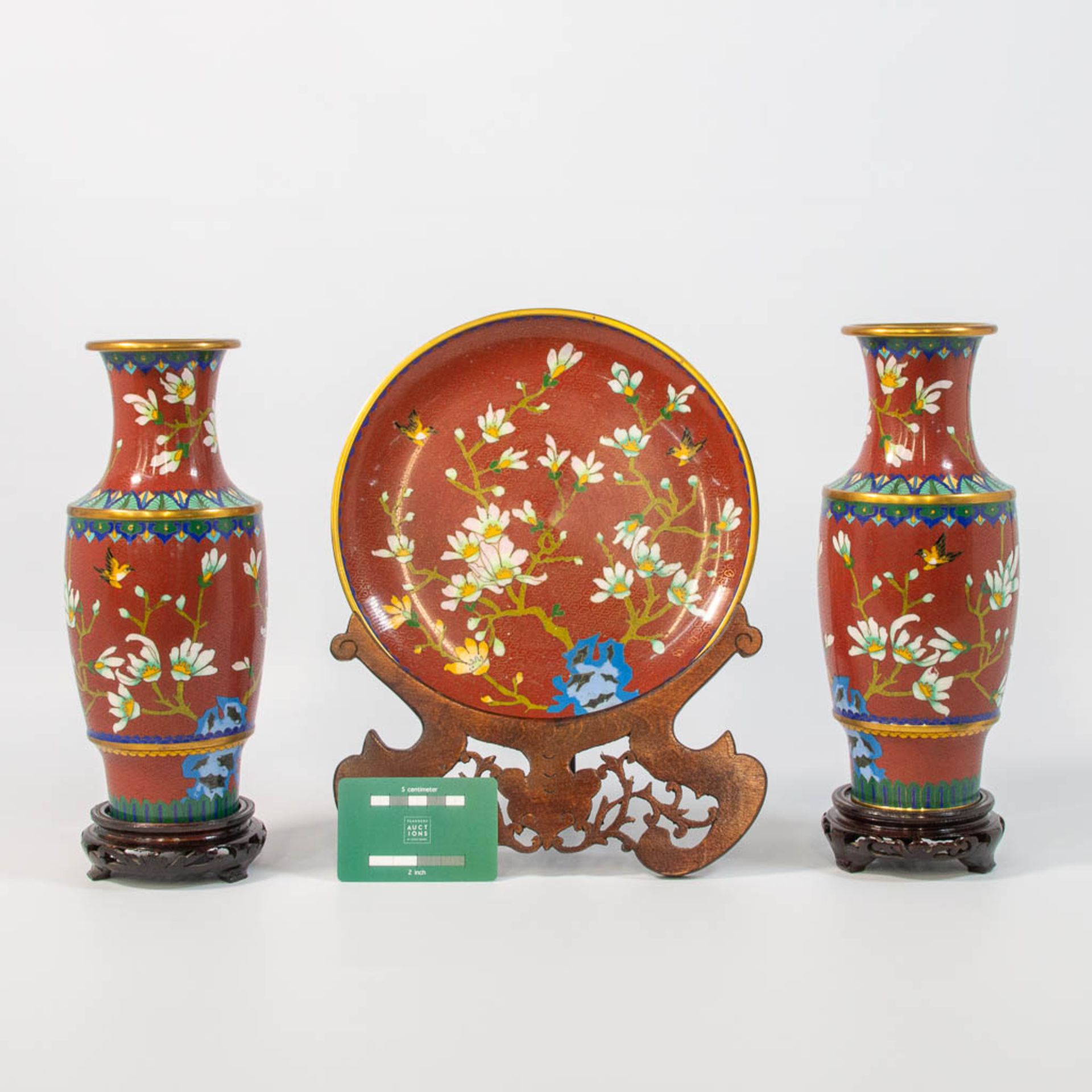 A pair of cloisonné vases and display plate on wood stands. Made of bronze and enamel. - Image 2 of 10