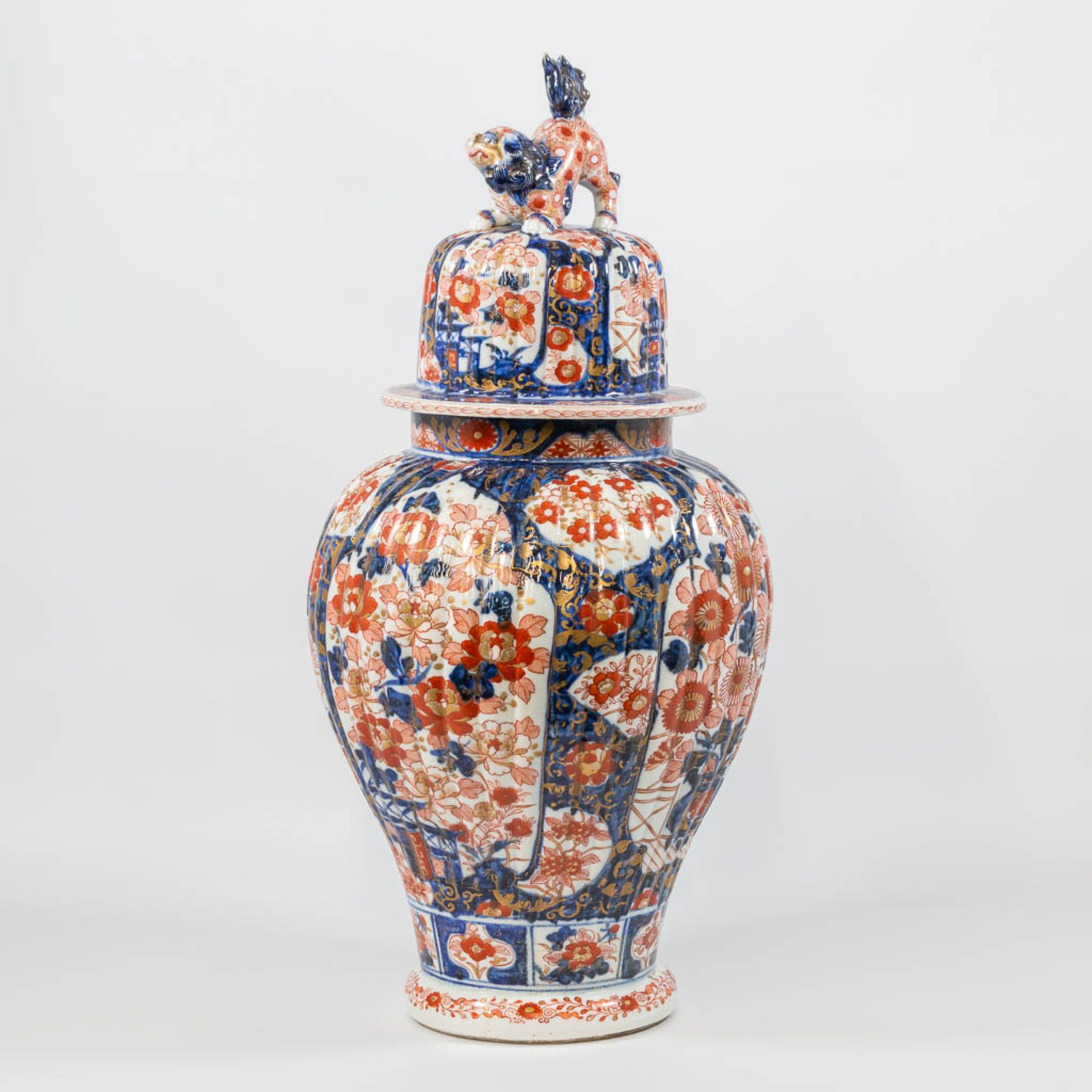A Japanese Imari vase. - Bild 10 aus 16