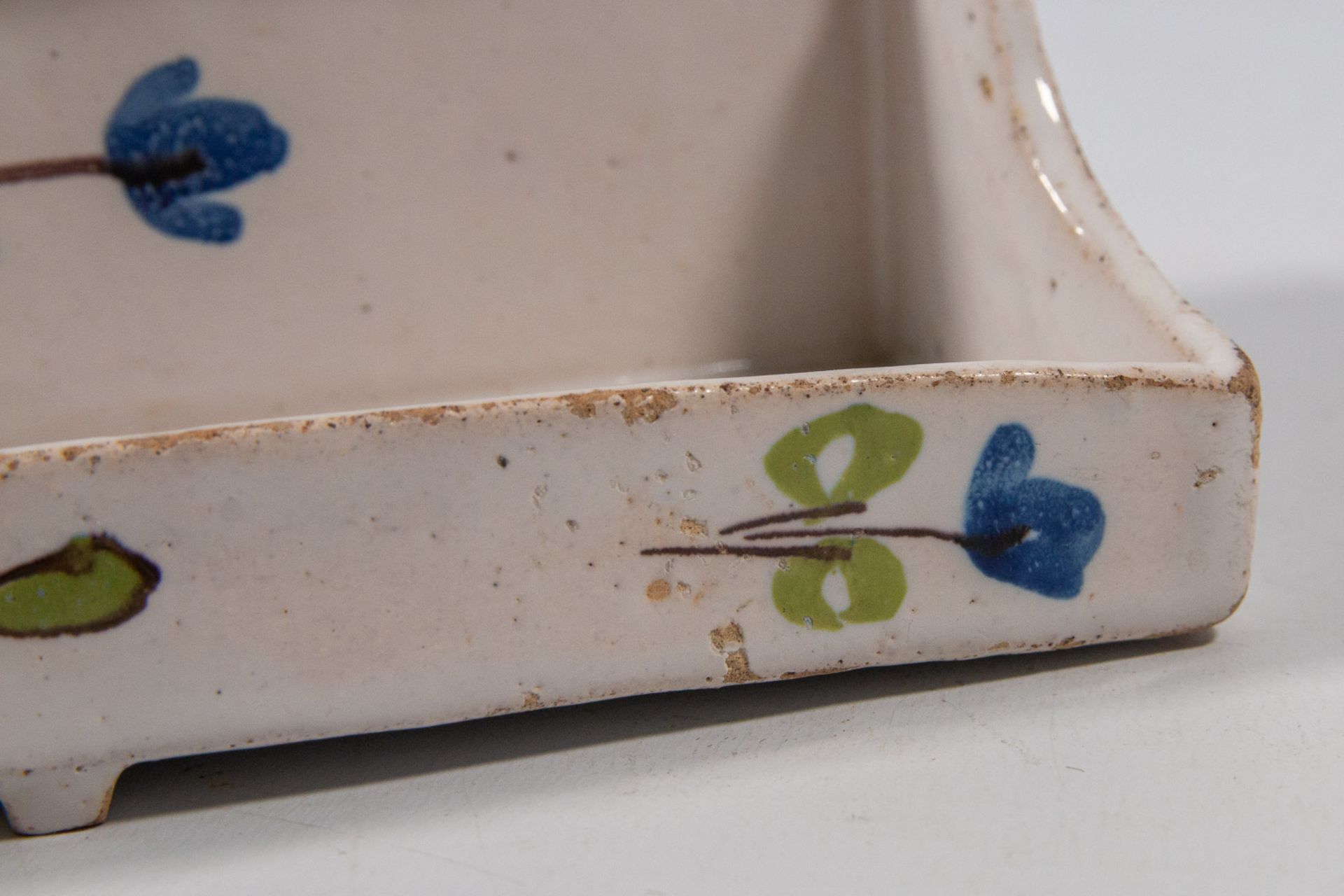 A ceramic ink pot with floral decor. - Bild 15 aus 17