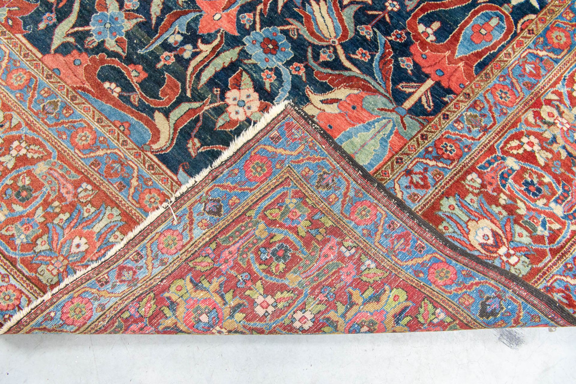A large Bakhtiari hand-made oriental carpet. 555 x 343 - Bild 15 aus 15
