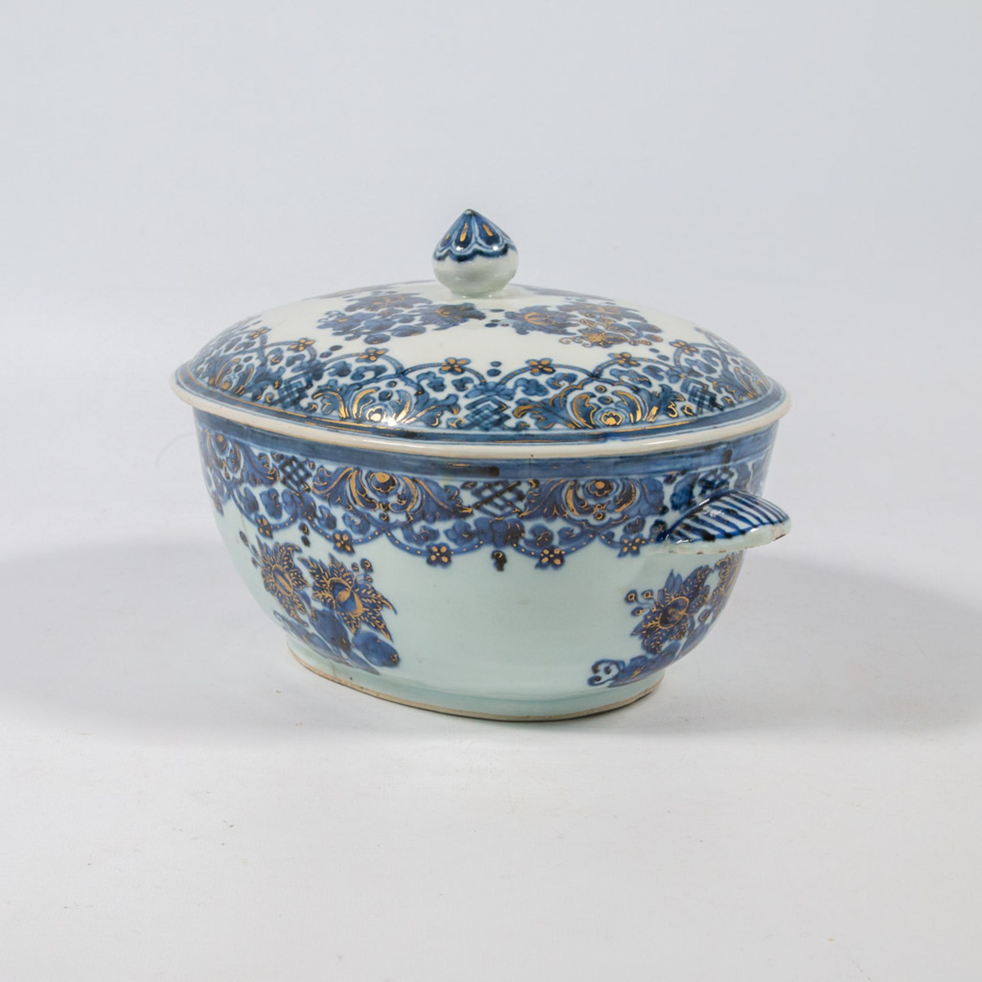 A small tureen with lid, Chinese export porcelain with underglaze blue, white and overglaze gold flo - Image 8 of 24