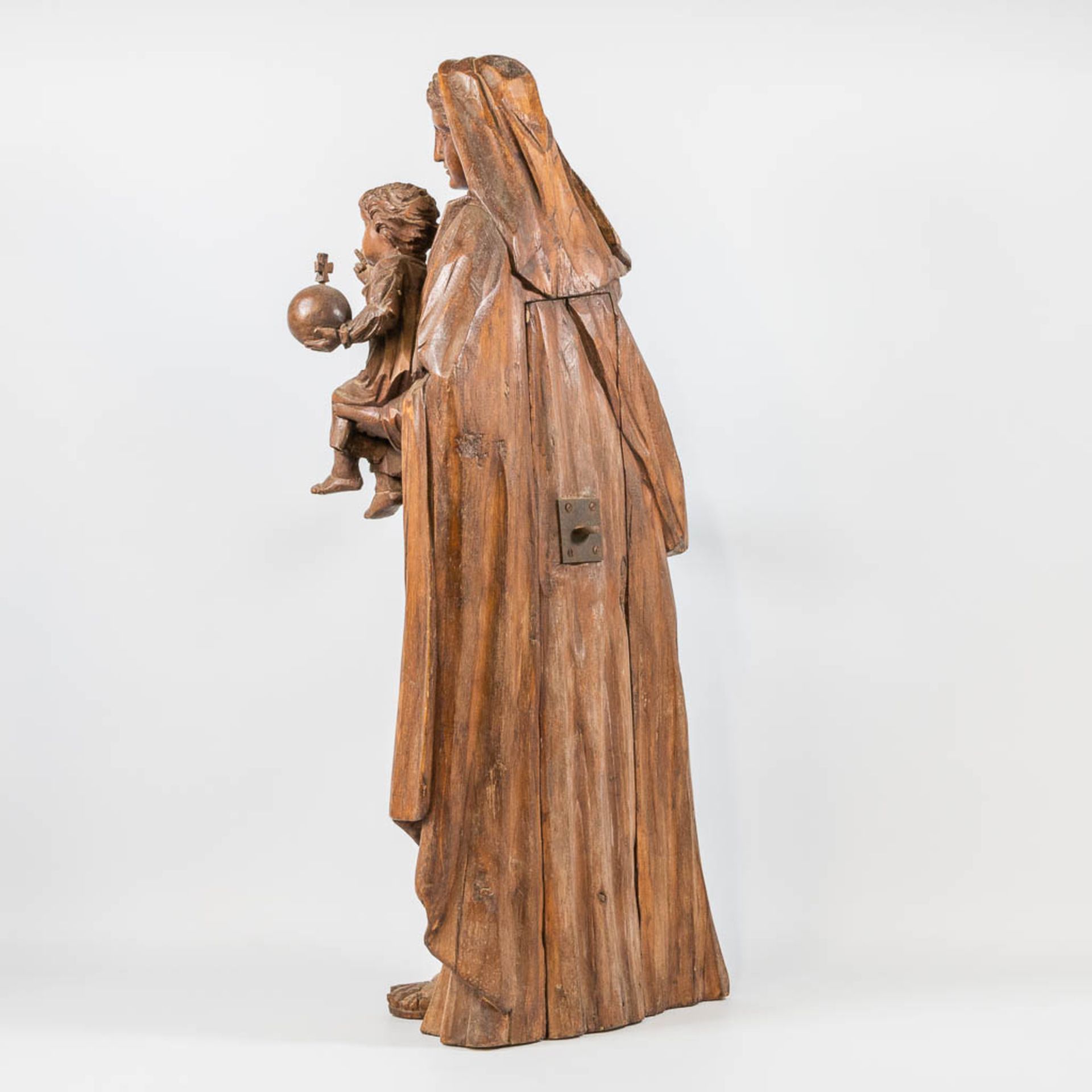 A wood sculptured Mary and Jesus figurine with globus cruciger. 19th century. - Bild 6 aus 19