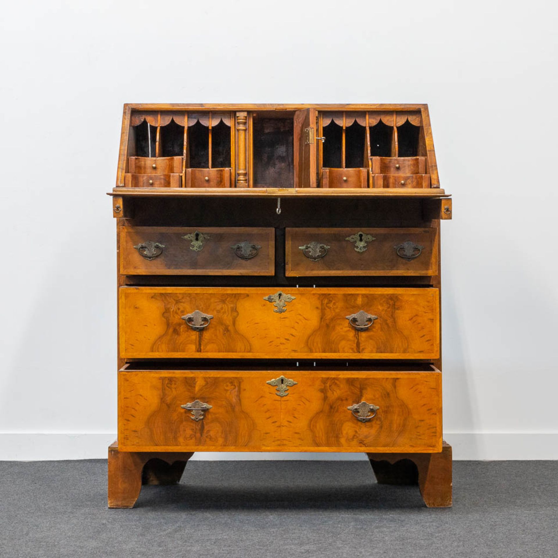 A secretaire of English origin, neatly finished with wood veneer and mounted with bronze. - Image 7 of 19