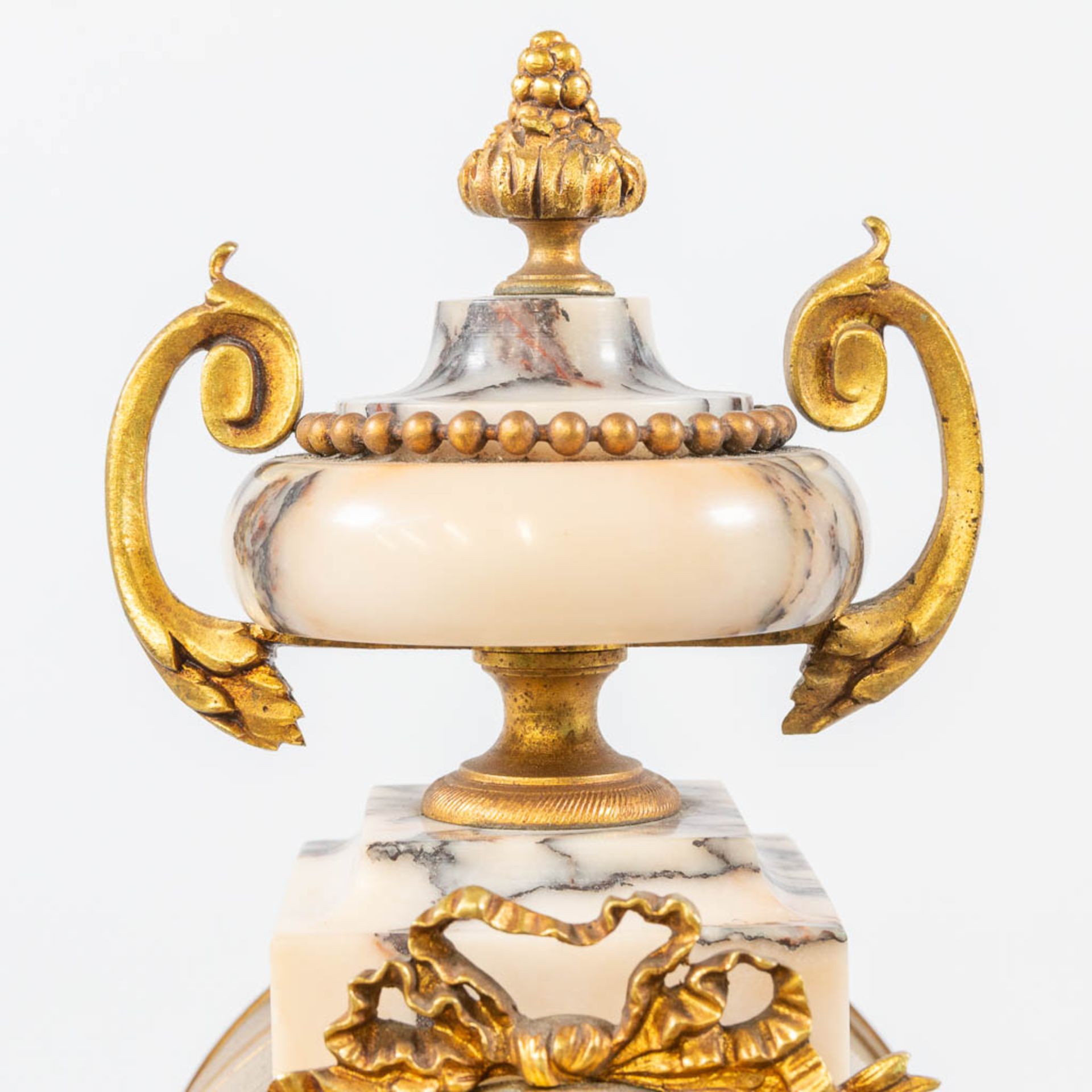 A louis XVI style 3-piece garniture clock with bronze mounted marble column clock, and 2 side pieces - Bild 9 aus 13