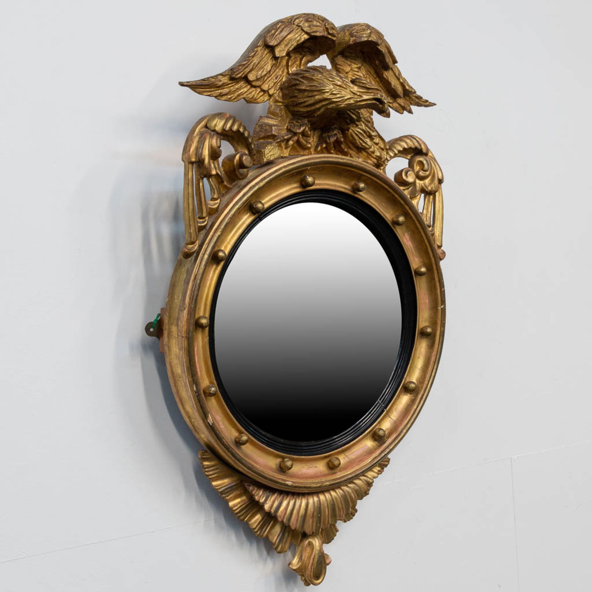 A round mirror, made of sculptured wood, decorated with an Eagle. - Bild 3 aus 8
