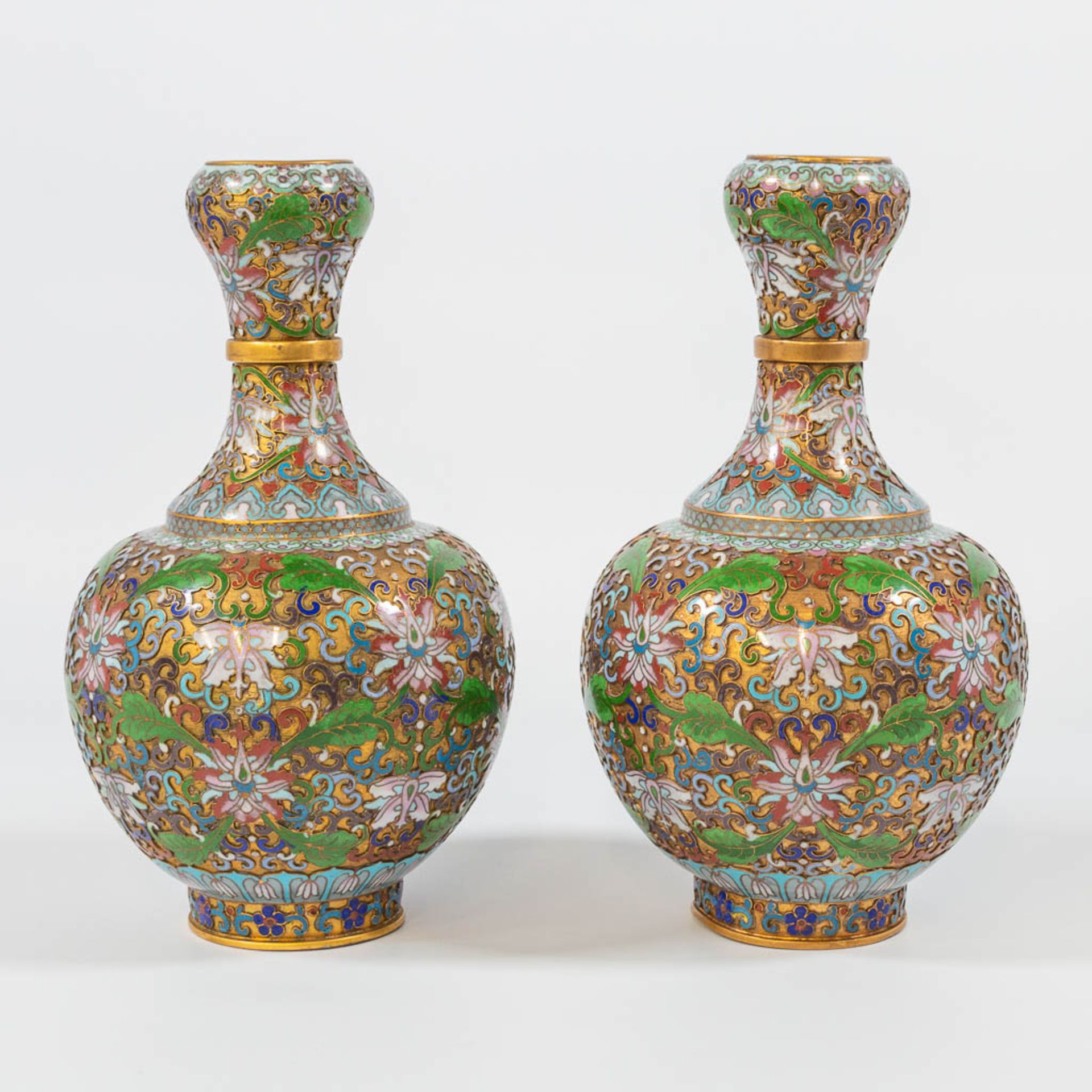 A pair of openworked Cloisonné vases, made of Bronze and enamel. - Image 4 of 17