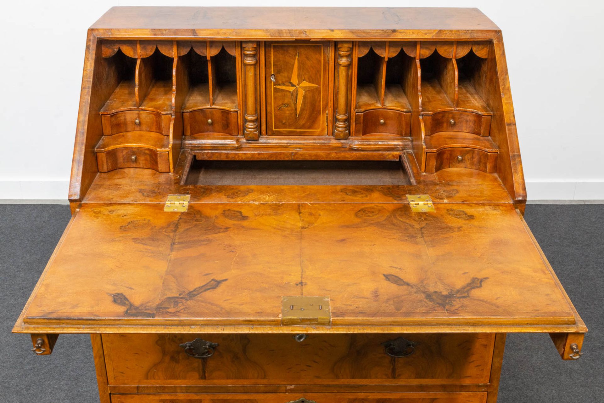 A secretaire of English origin, neatly finished with wood veneer and mounted with bronze. - Image 18 of 19