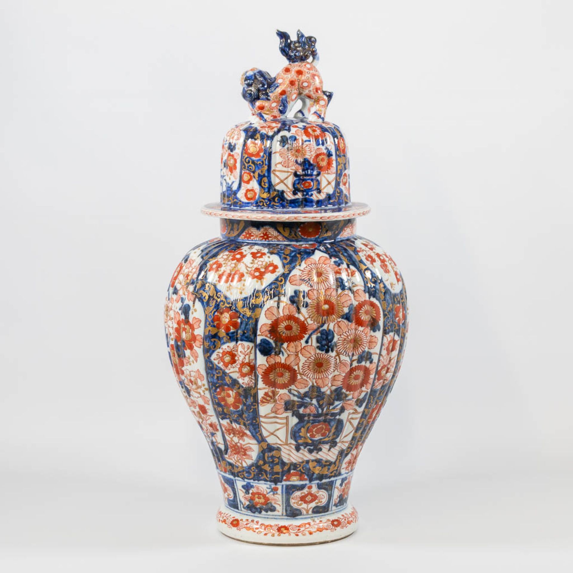 A Japanese Imari vase. - Image 9 of 16