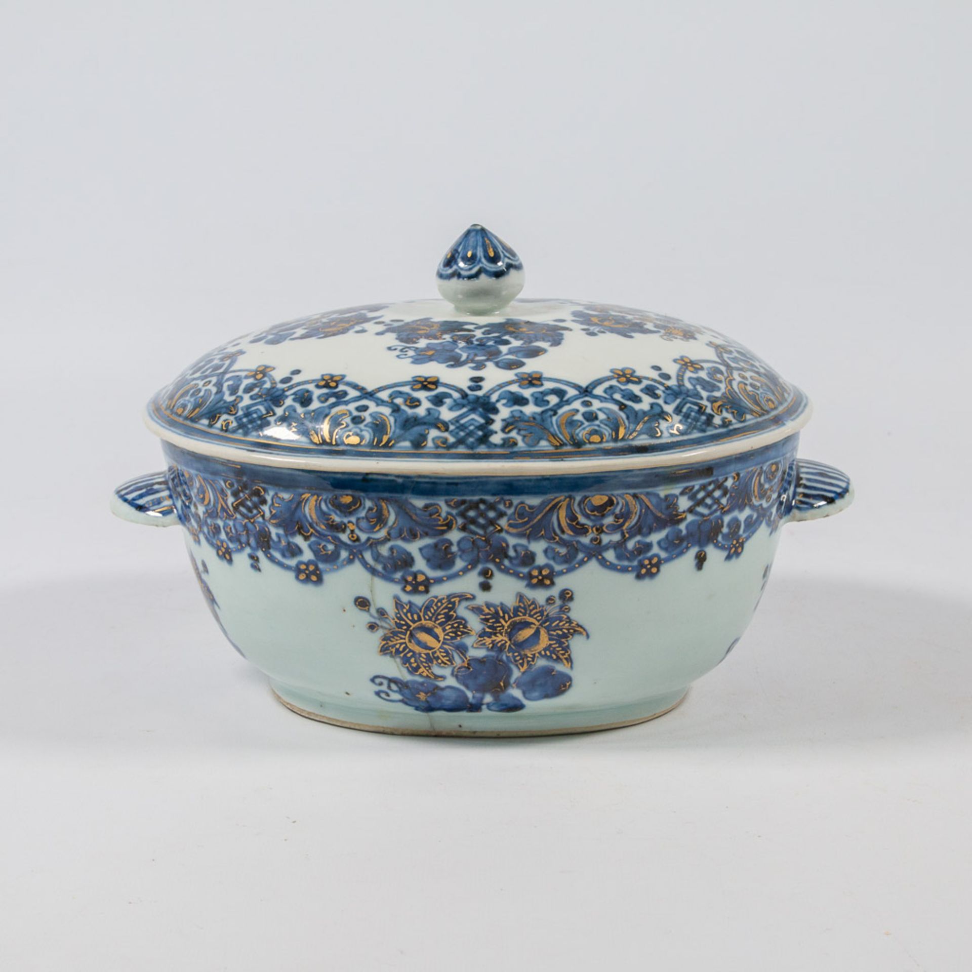 A small tureen with lid, Chinese export porcelain with underglaze blue, white and overglaze gold flo - Image 3 of 24