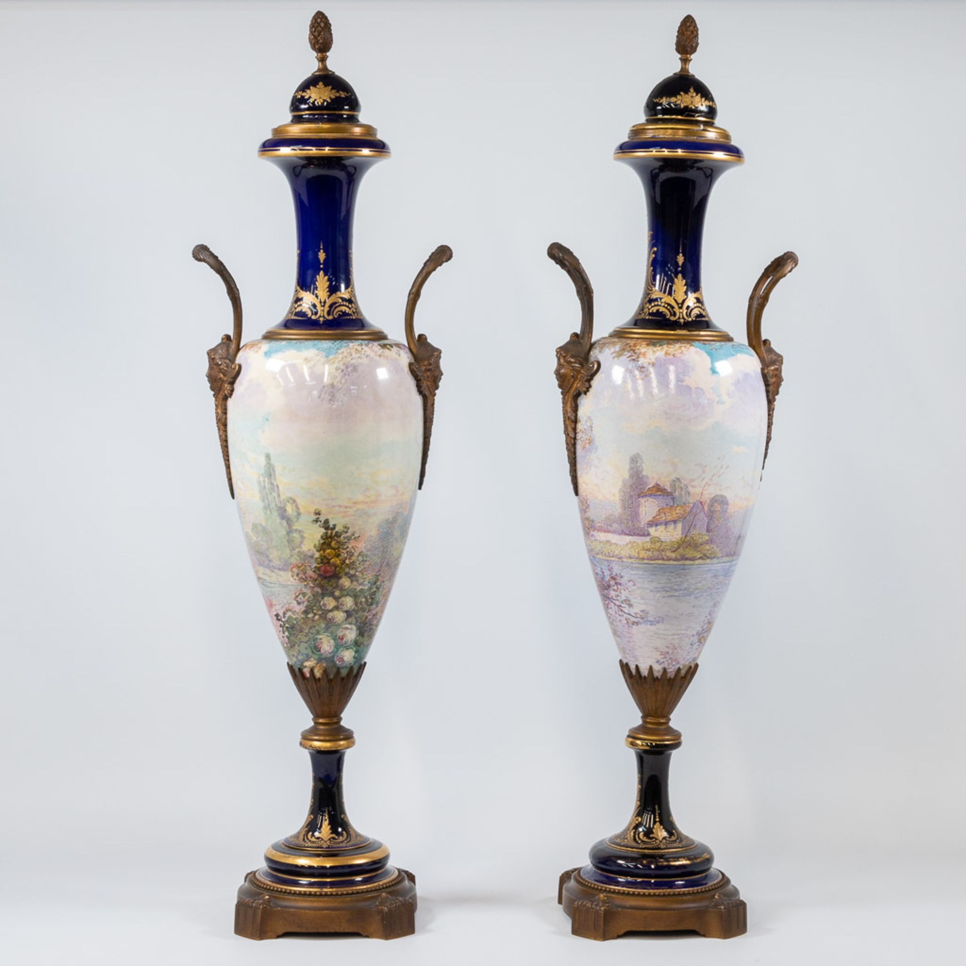 A pair of Sèvres vases with lid, cobalt blue with a decor of ladies and landscapes. 19th century. - Bild 3 aus 28