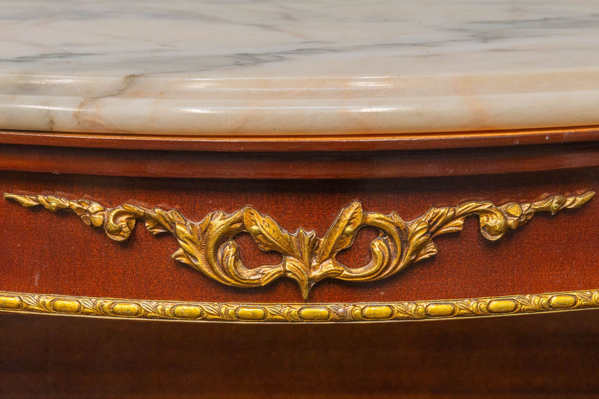 A marquetry inlay commode with marble top. The second half of the 20th century. - Bild 19 aus 22