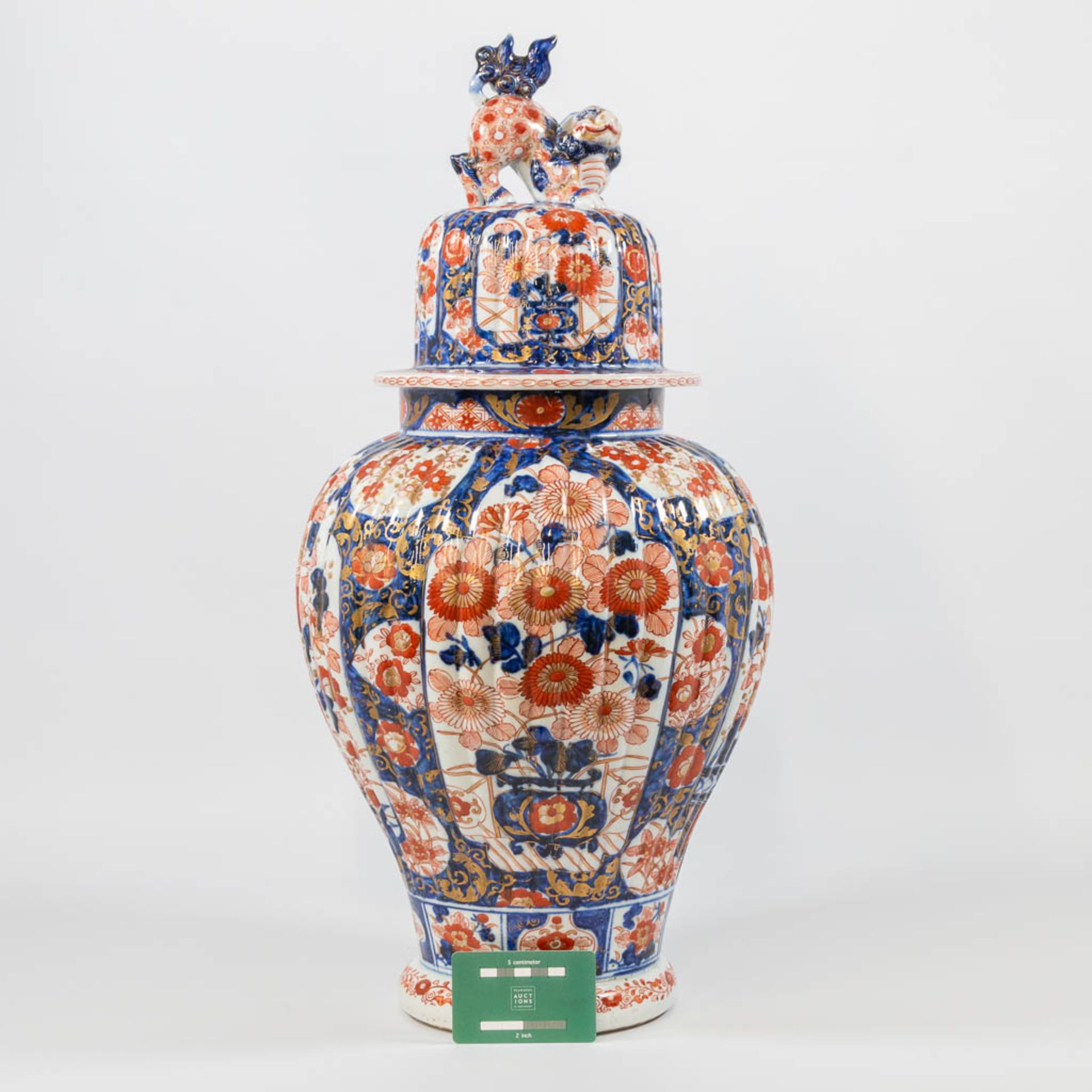 A Japanese Imari vase. - Image 2 of 16