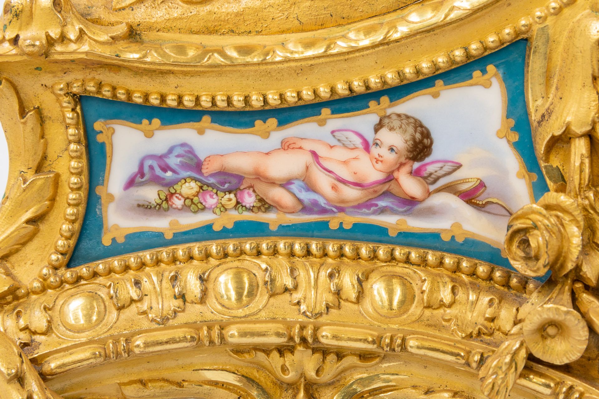 Ormolu Bronze Mantle clock, with elegant ladies and pigeons and Sèvres plaquettes. André Hoffmann. - Image 26 of 26