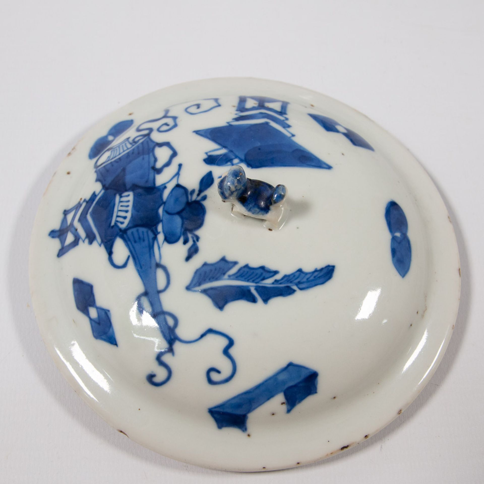 A Chinese jar with blue white decor of Antiquities. 19th-20th cent - Image 5 of 13