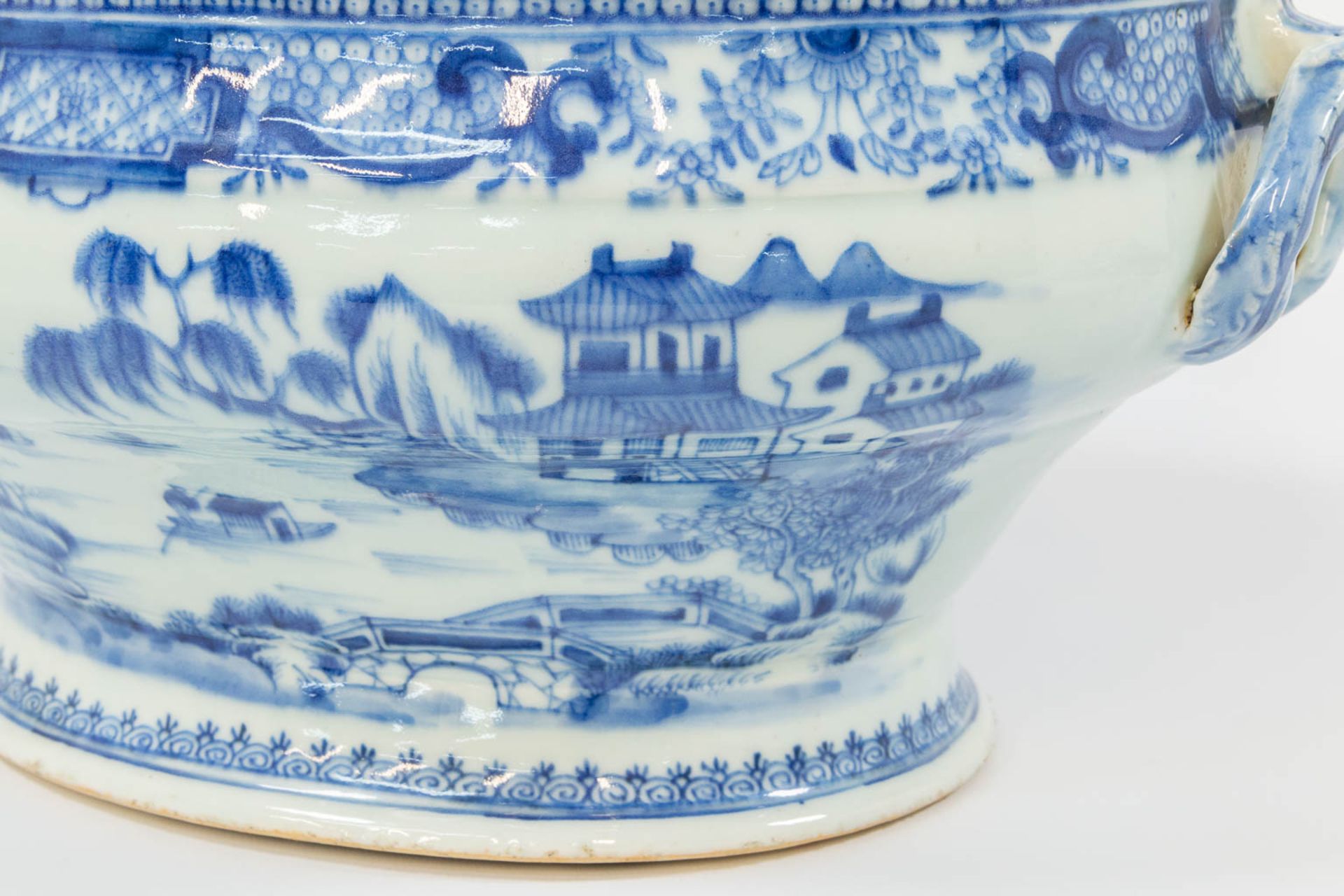 A large Chinese export porcelain blue and white tureen. 19th century. - Image 15 of 17