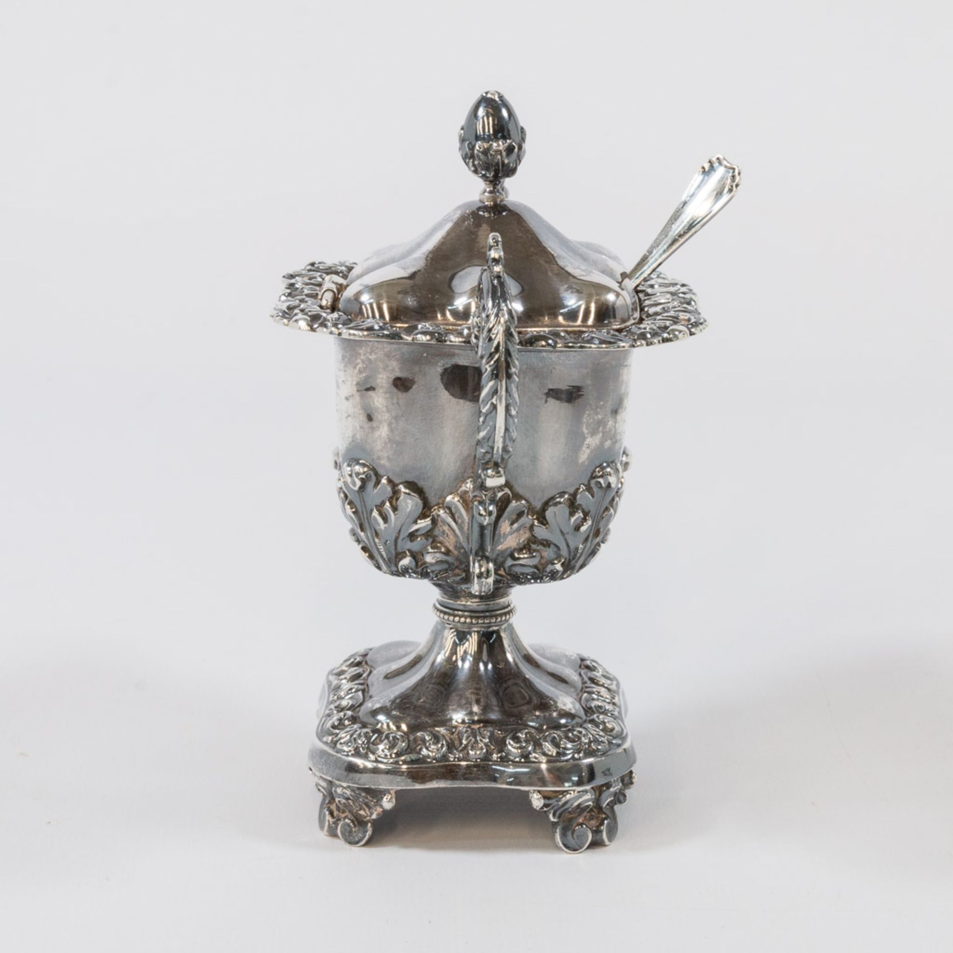 A pepper, salt and mustard pot made of silver. - Bild 5 aus 35