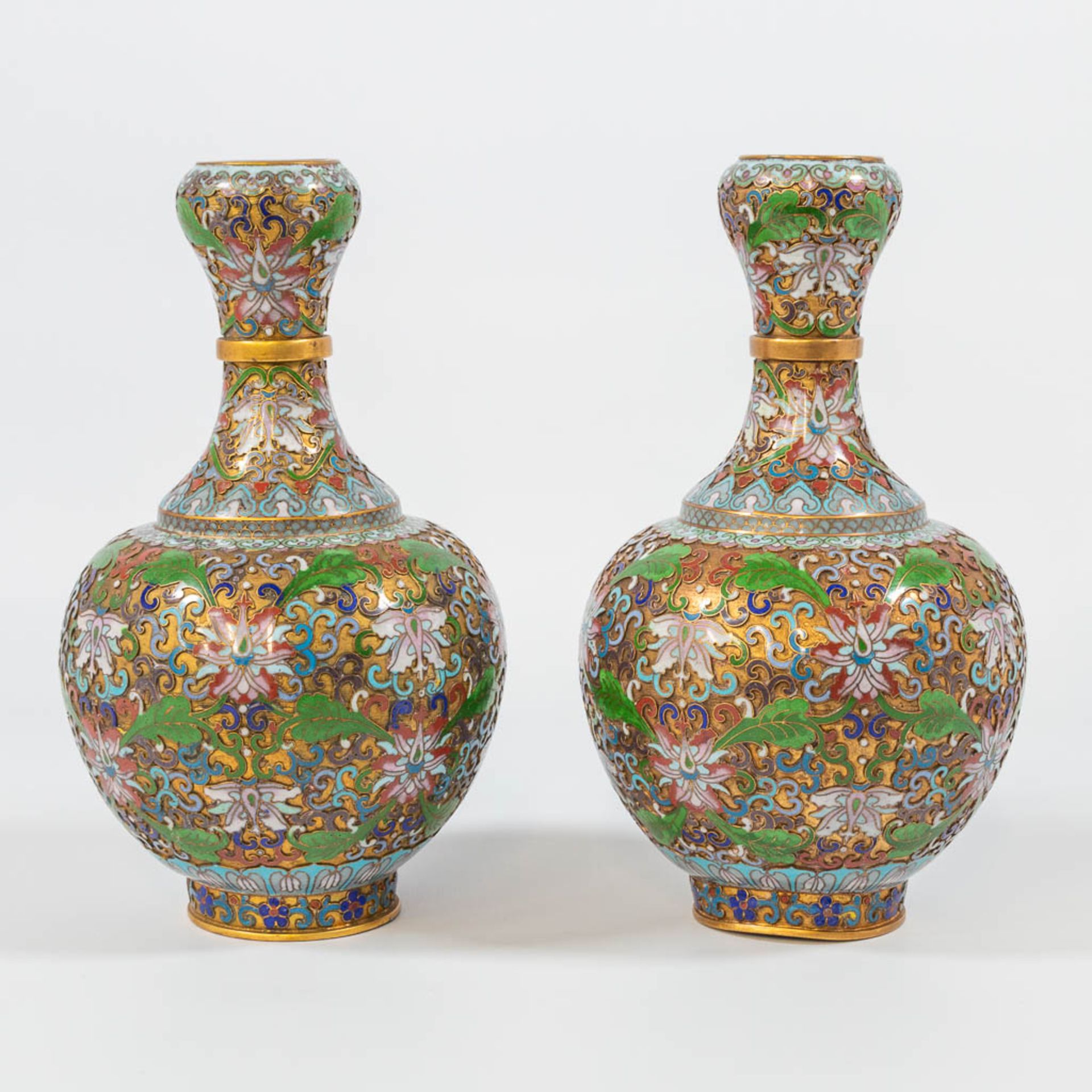 A pair of openworked Cloisonné vases, made of Bronze and enamel.