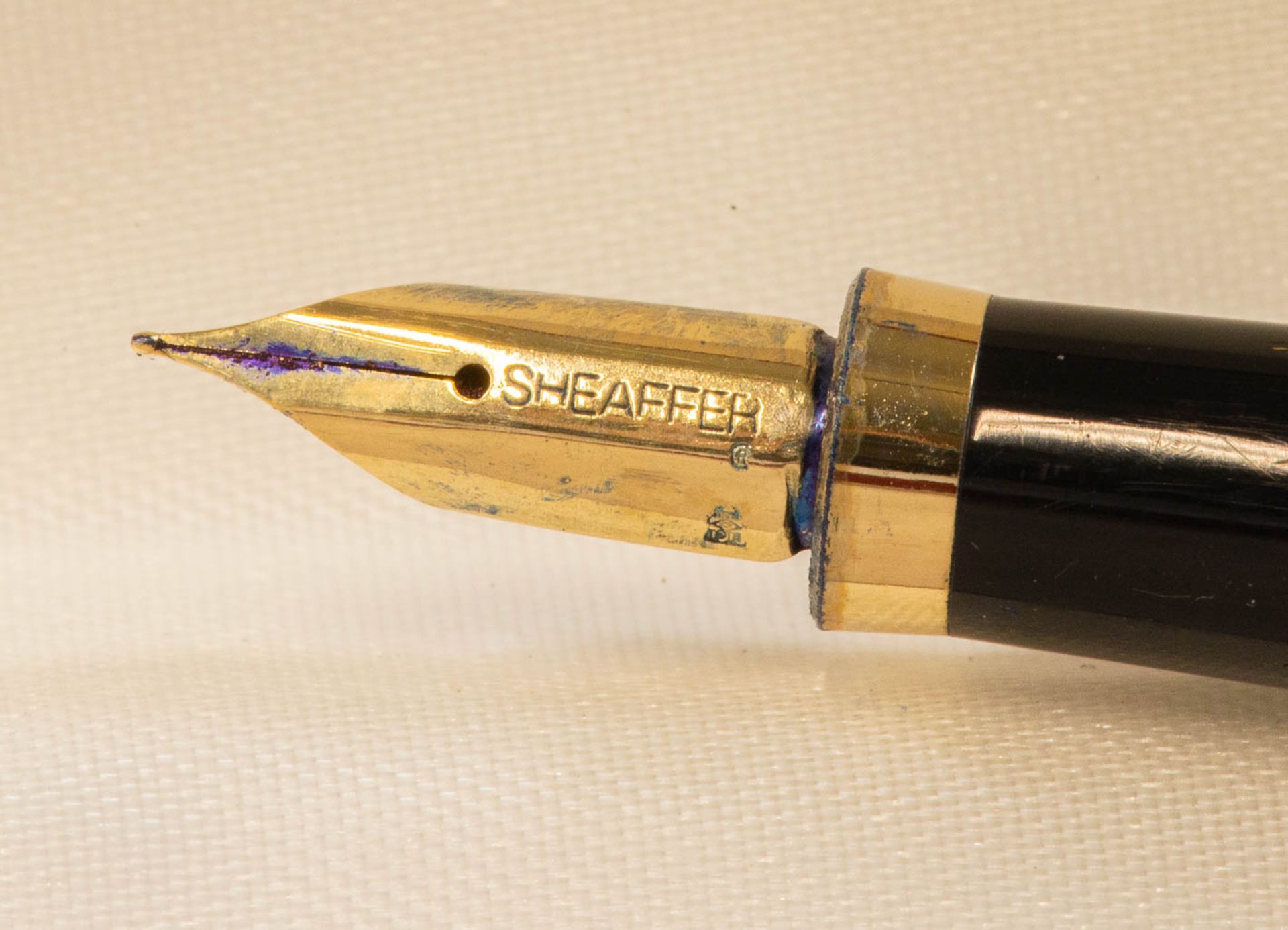 A Sheaffer fountain pen with 18kg gold nib, and a ballpoint pen in their original case. - Image 11 of 11