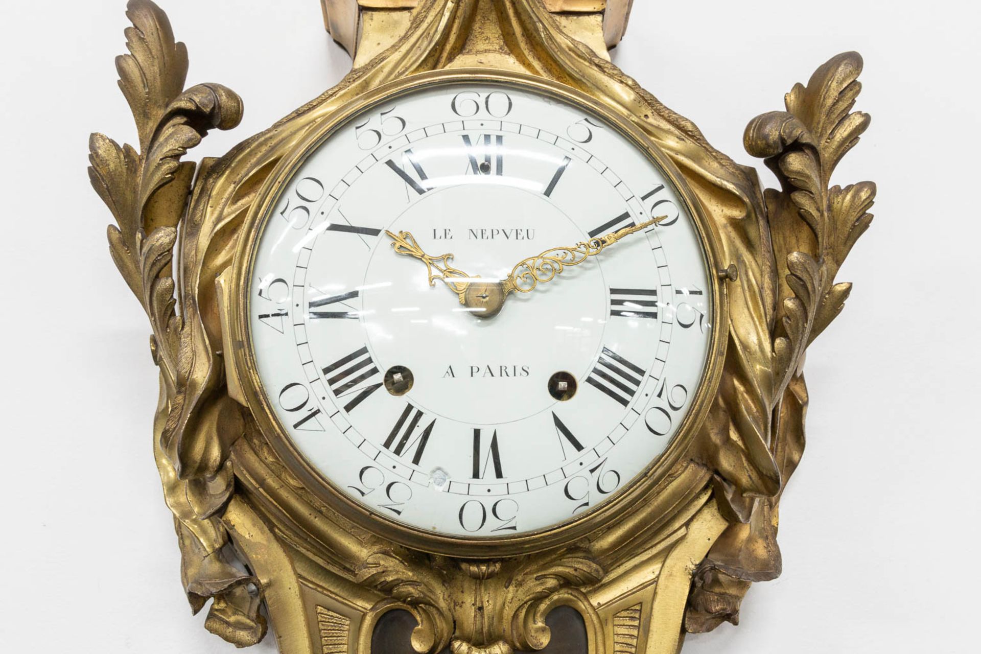 A cartel clock 'Le Nepveu à Paris'. Bronze case in Louis XV style - Bild 13 aus 16