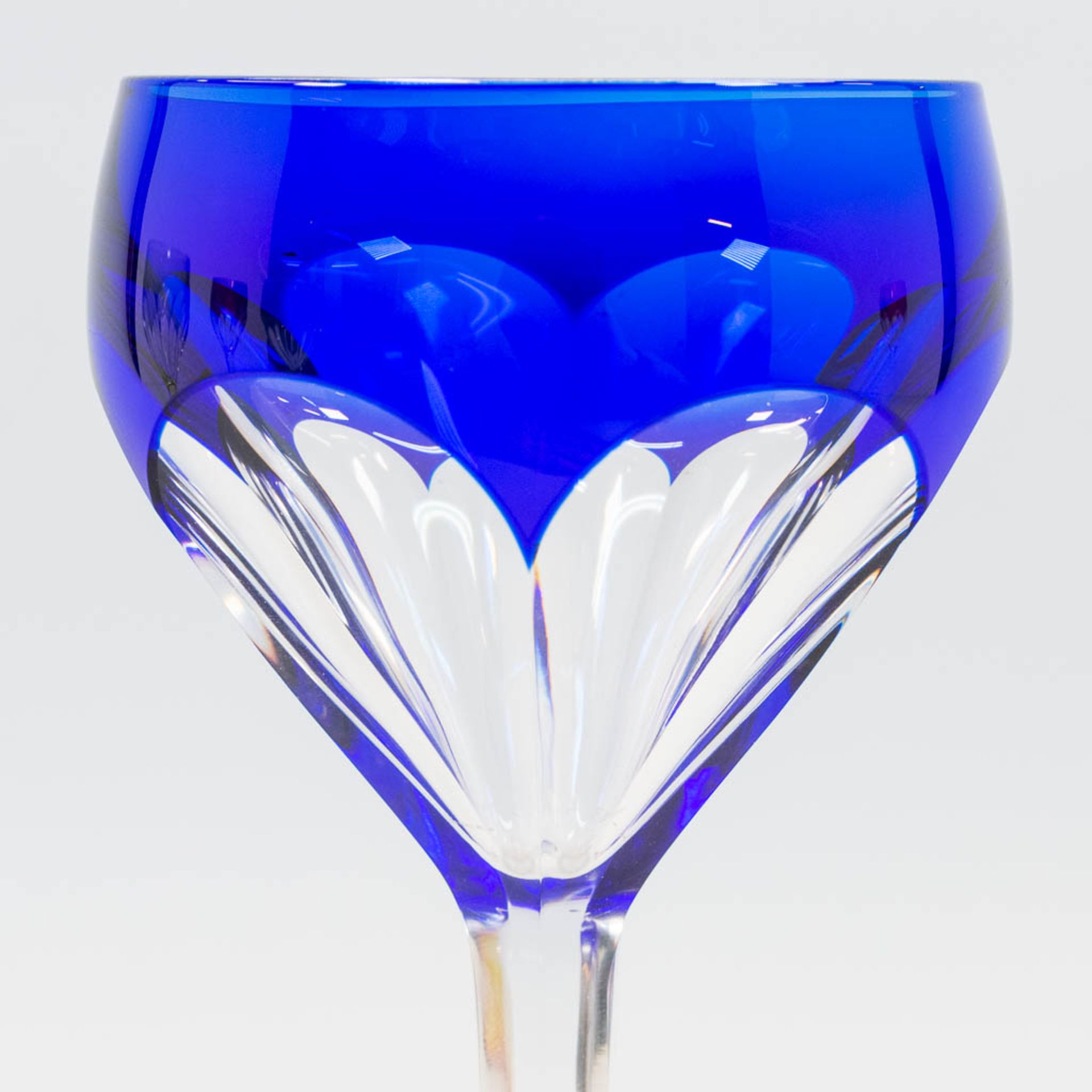 A collection of 5 cut crystal glasses in bright colours, made by Val Saint Lambert. (19 x 8 cm) - Image 12 of 12