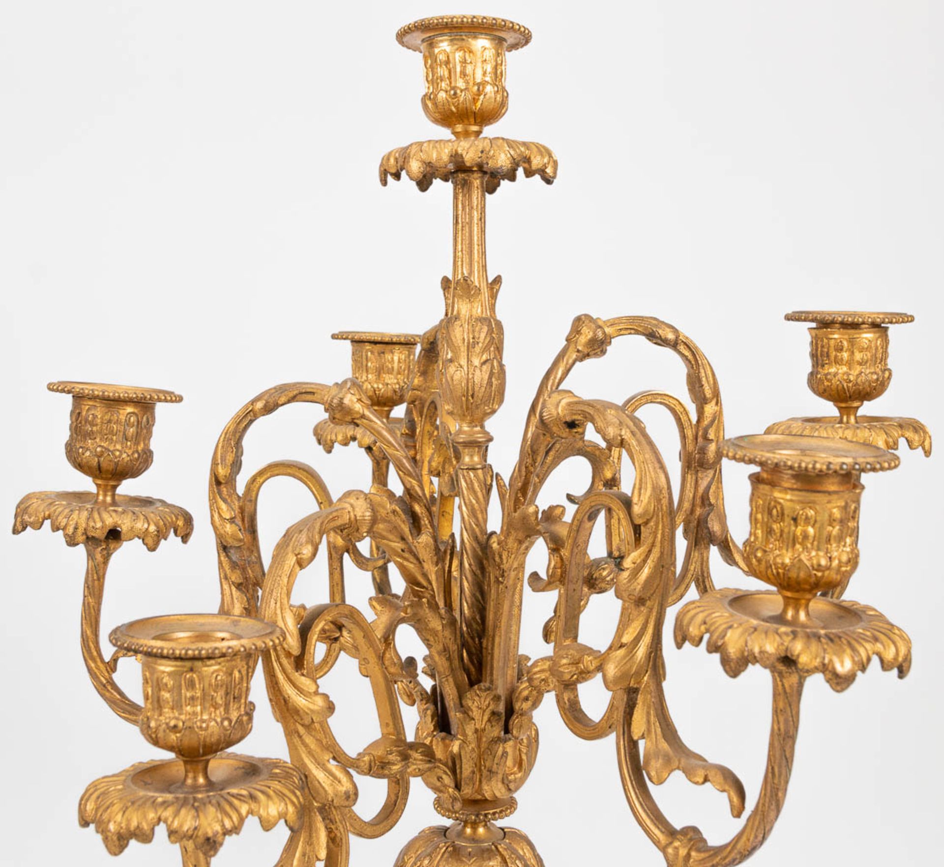 A pair of neoclassical candelabra decorated with putti, playing with pets. 19th century. (30 x 33 x  - Bild 12 aus 17
