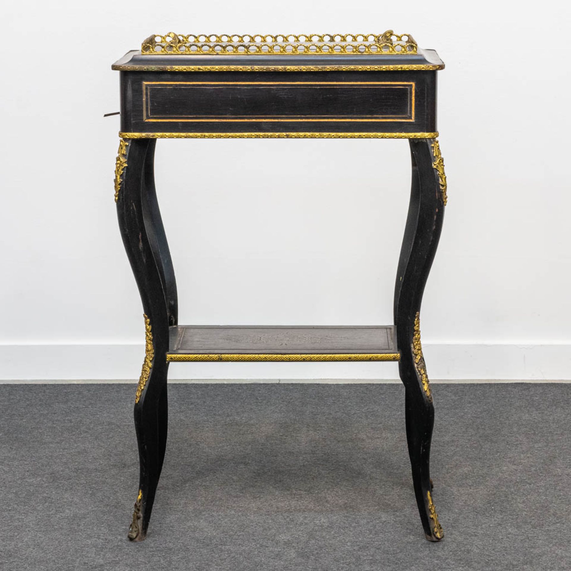 A Napoleon 3 side table, mounted with ormolu bronze and finished with a serving tray. (35 x 55 x 82  - Bild 4 aus 16