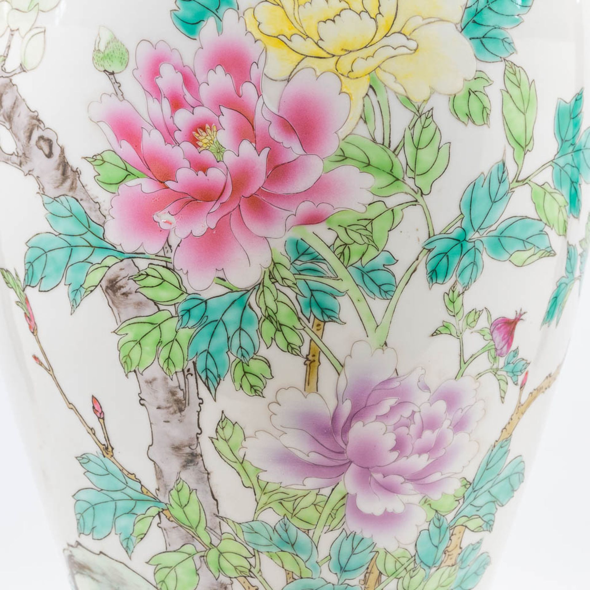 A  Chinese vase with decor of peonies and birds. The second half of the 20th century. (60 x 26 cm) - Bild 13 aus 13