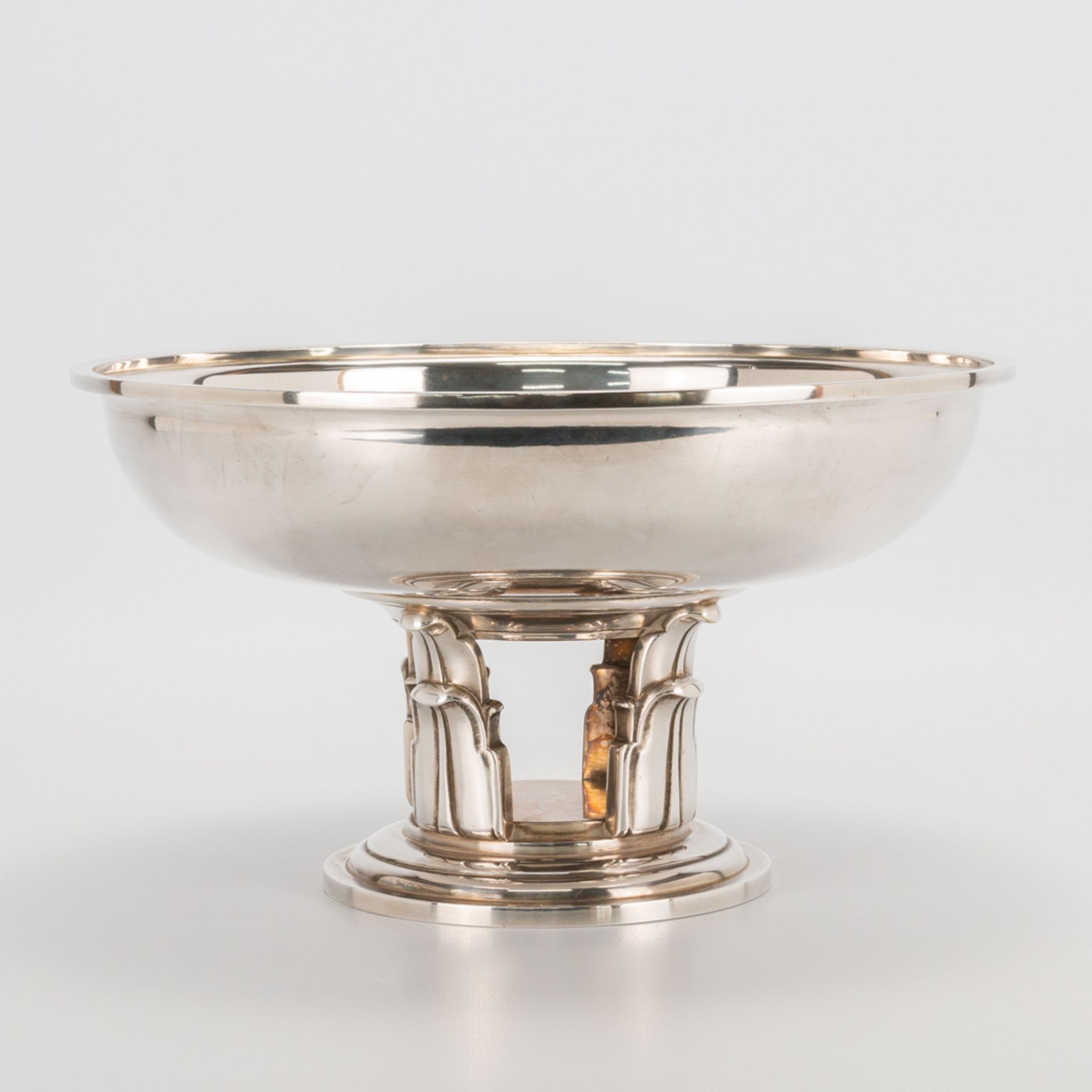 A silver plated tazza on an art deco base, marked Ercuis. (14 x 25 cm)