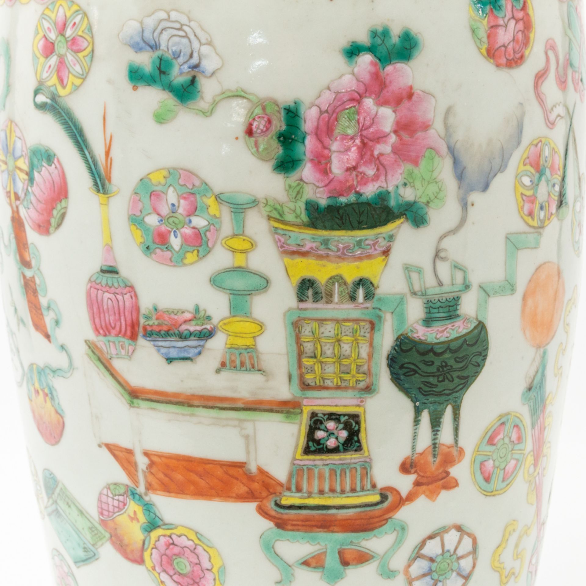 A Chinese vase with decor of symbols of happiness. 19th/20th century. (61 x 25 cm) - Bild 16 aus 20