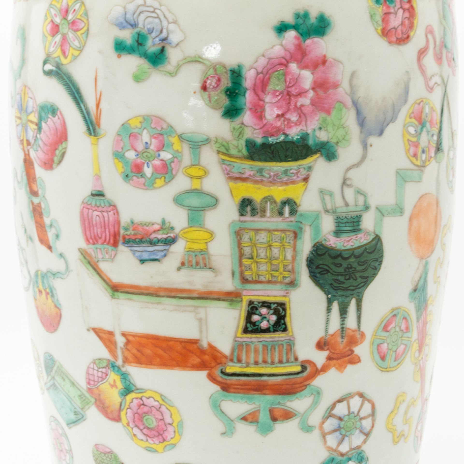 A Chinese vase with decor of symbols of happiness. 19th/20th century. (61 x 25 cm) - Bild 14 aus 20