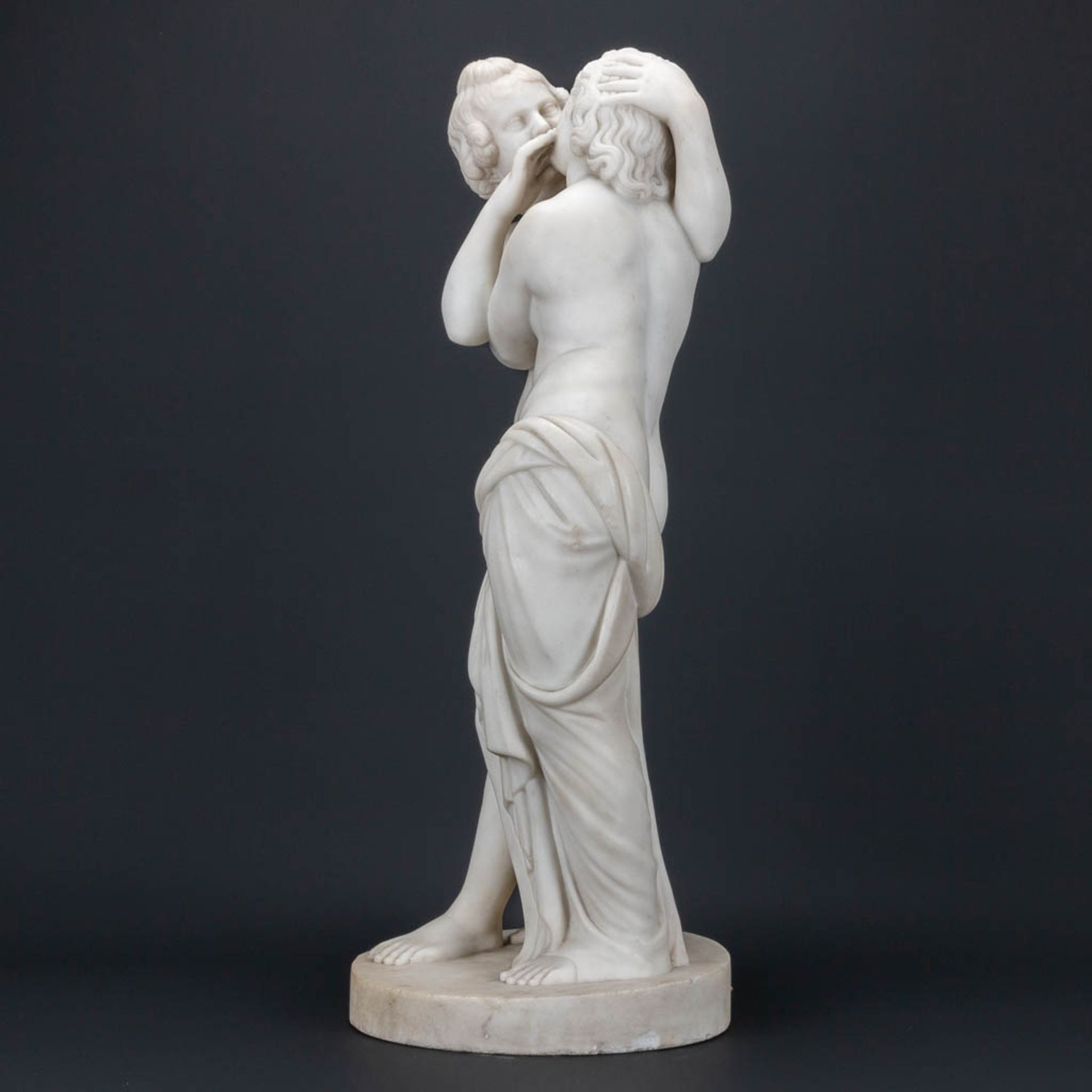 No signature found, a Carrara marble statue 'The Kiss', made in Italy, 19th century. (19 x 20 x 56 c - Bild 12 aus 13