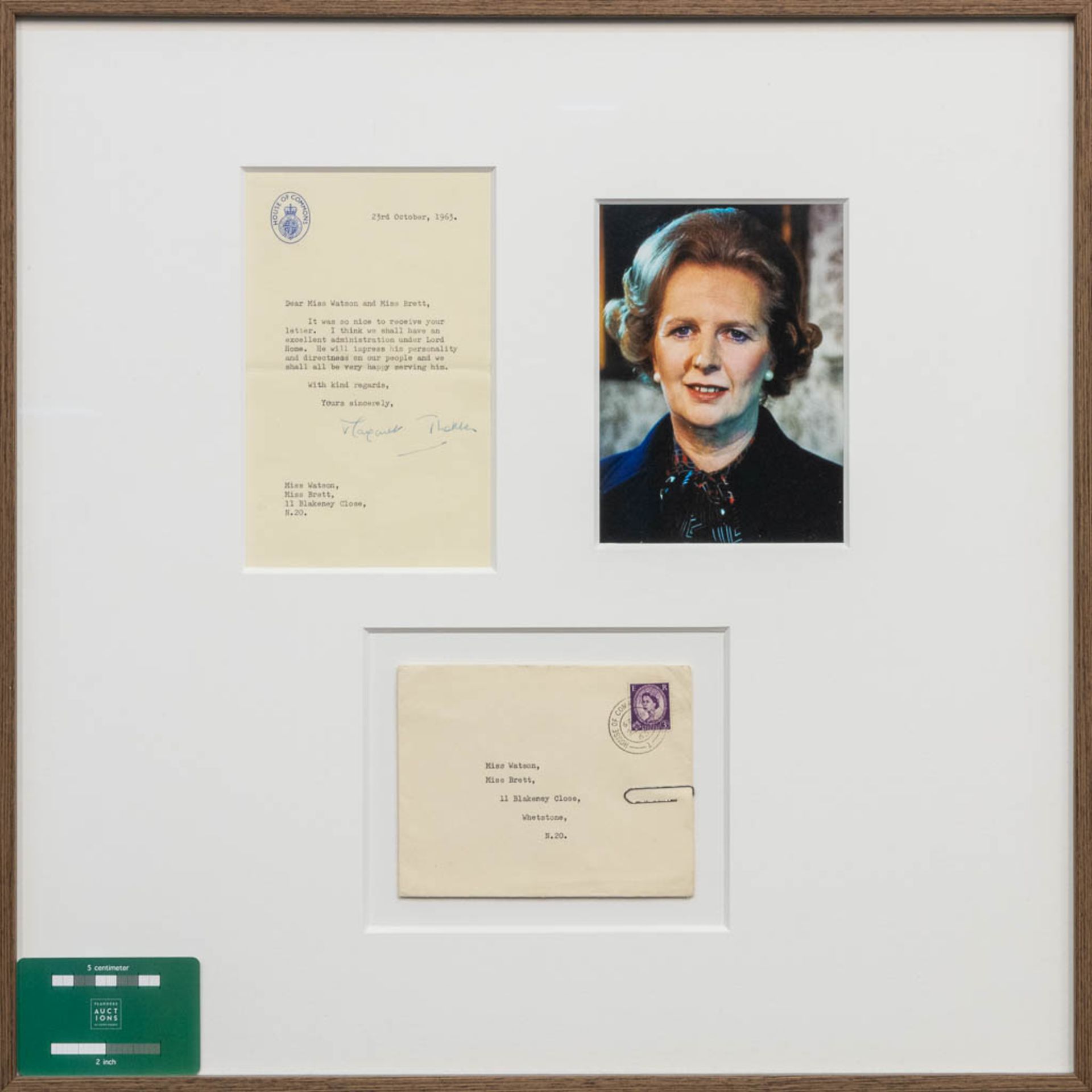 A letter signed by Margaret Thatcher, framed, and accompanied by original envelope and photo. (50 x  - Bild 2 aus 6