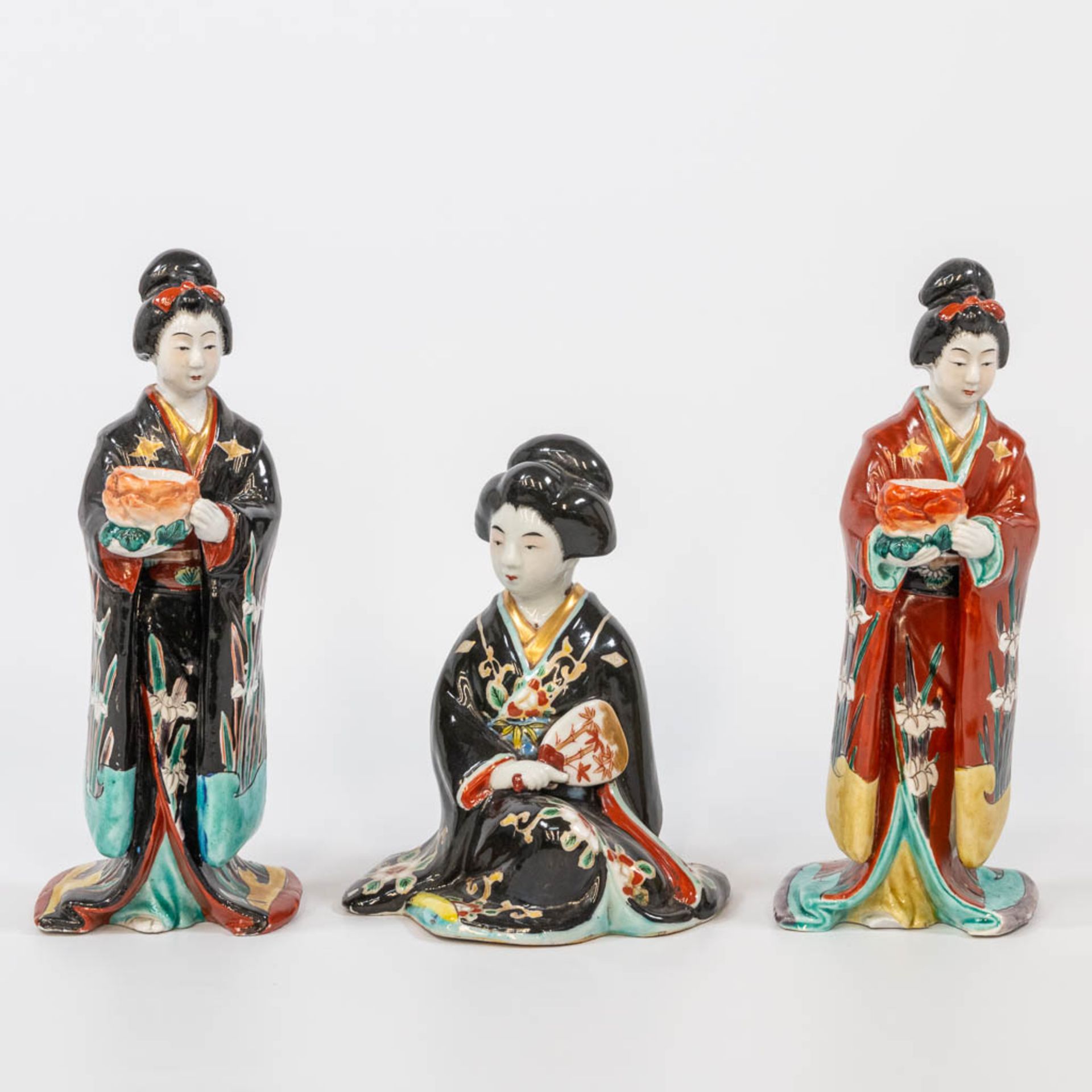 A collection of 13 Chinese and Japanese statues made of porcelain and ceramics. (10 x 11 x 25 cm) - Bild 7 aus 17