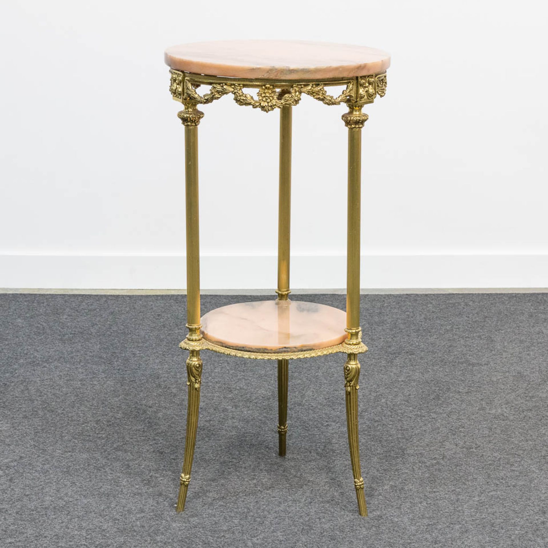 A two-tier side table made of bronze and with pink marble tops. (72 x 34,5 cm) - Bild 3 aus 12