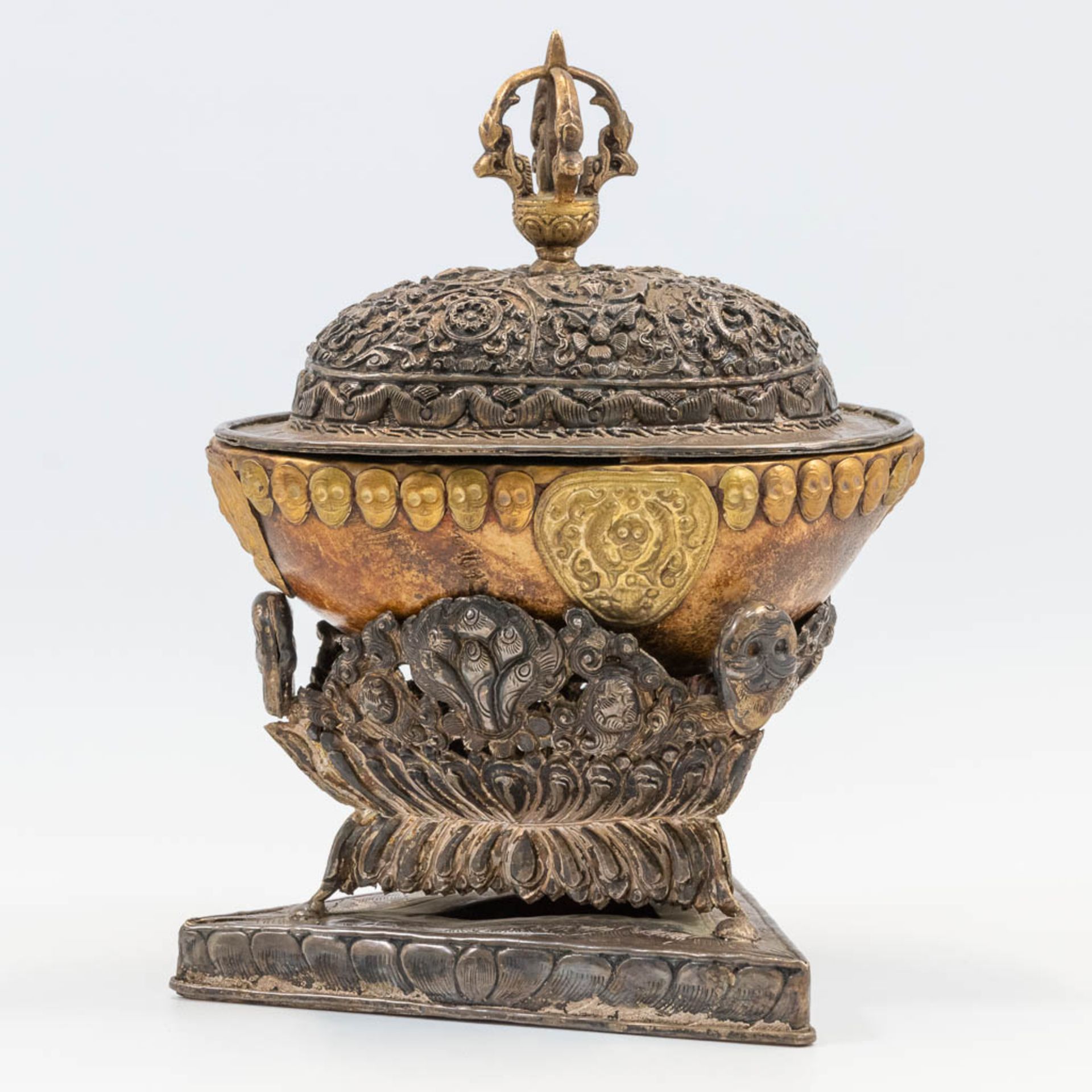 An antique Tibetan Kapala, made of a skull, decorated with brass and silver-plated elements. Decorat - Bild 2 aus 14