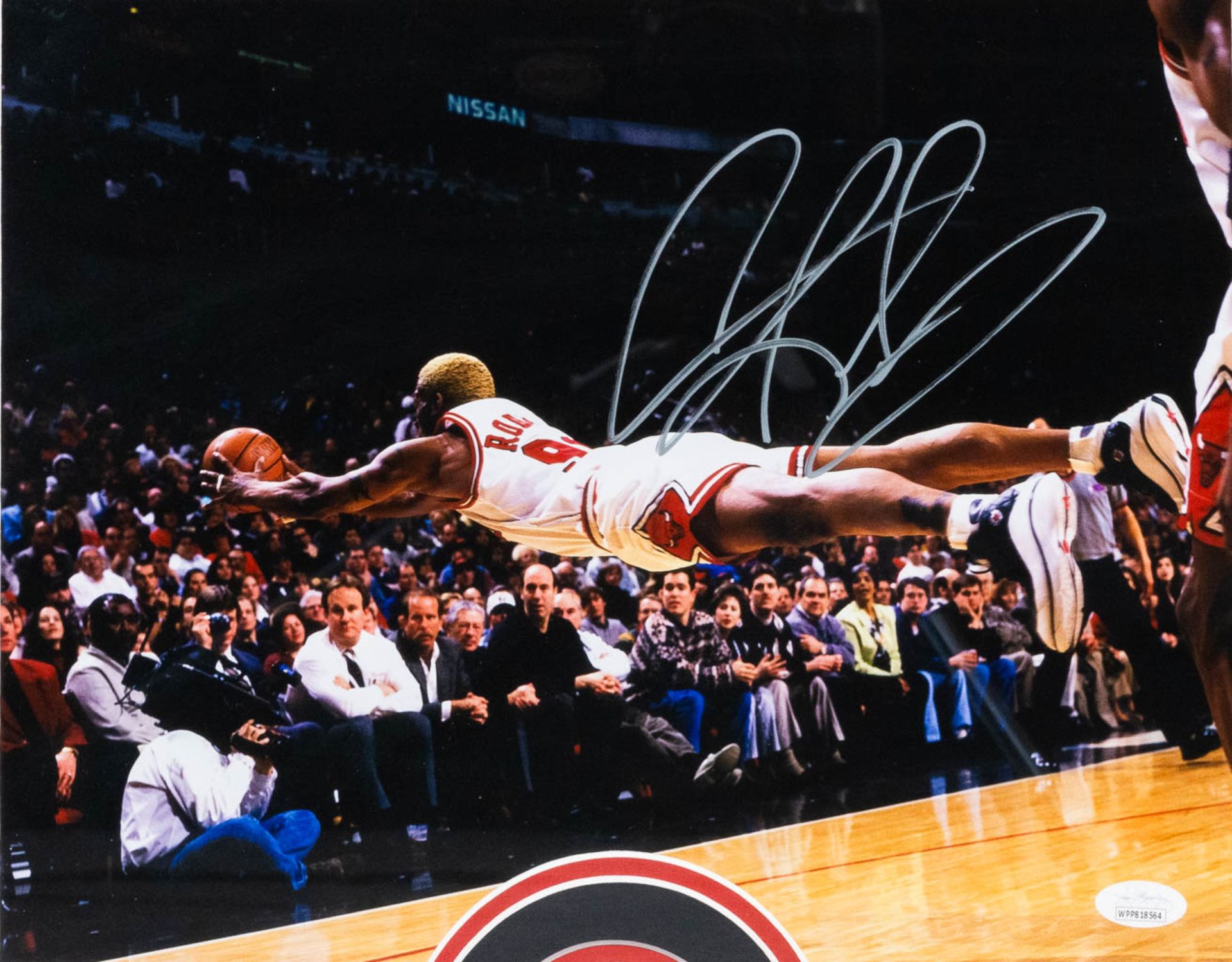 A photograph of Dennis Rodman, a Basketball player with The Chicago Bulls, with an autograph signatu - Bild 6 aus 9