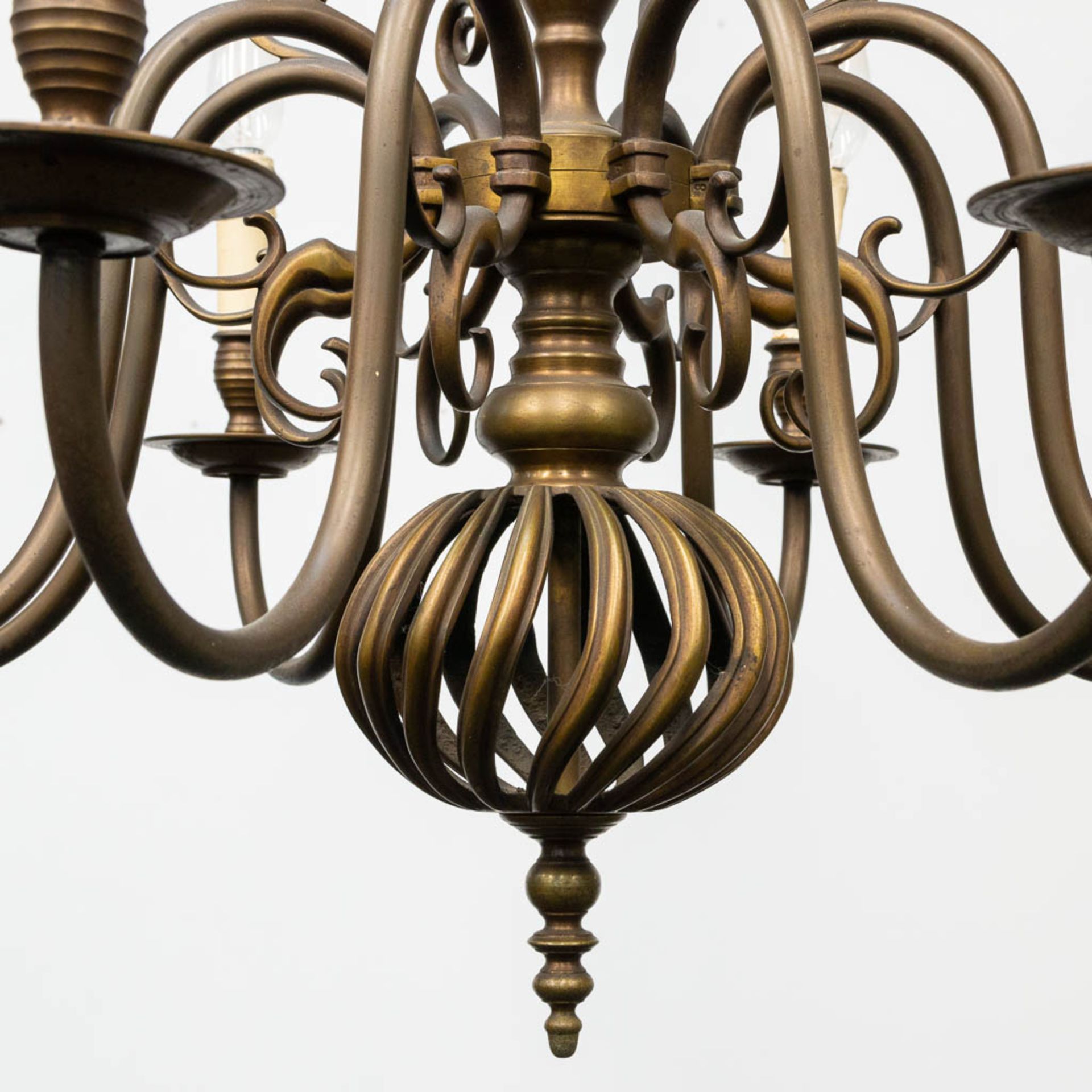 A bronze Flemish chandelier with openworked ball. 20th century. (67 x 67 cm) - Bild 6 aus 8