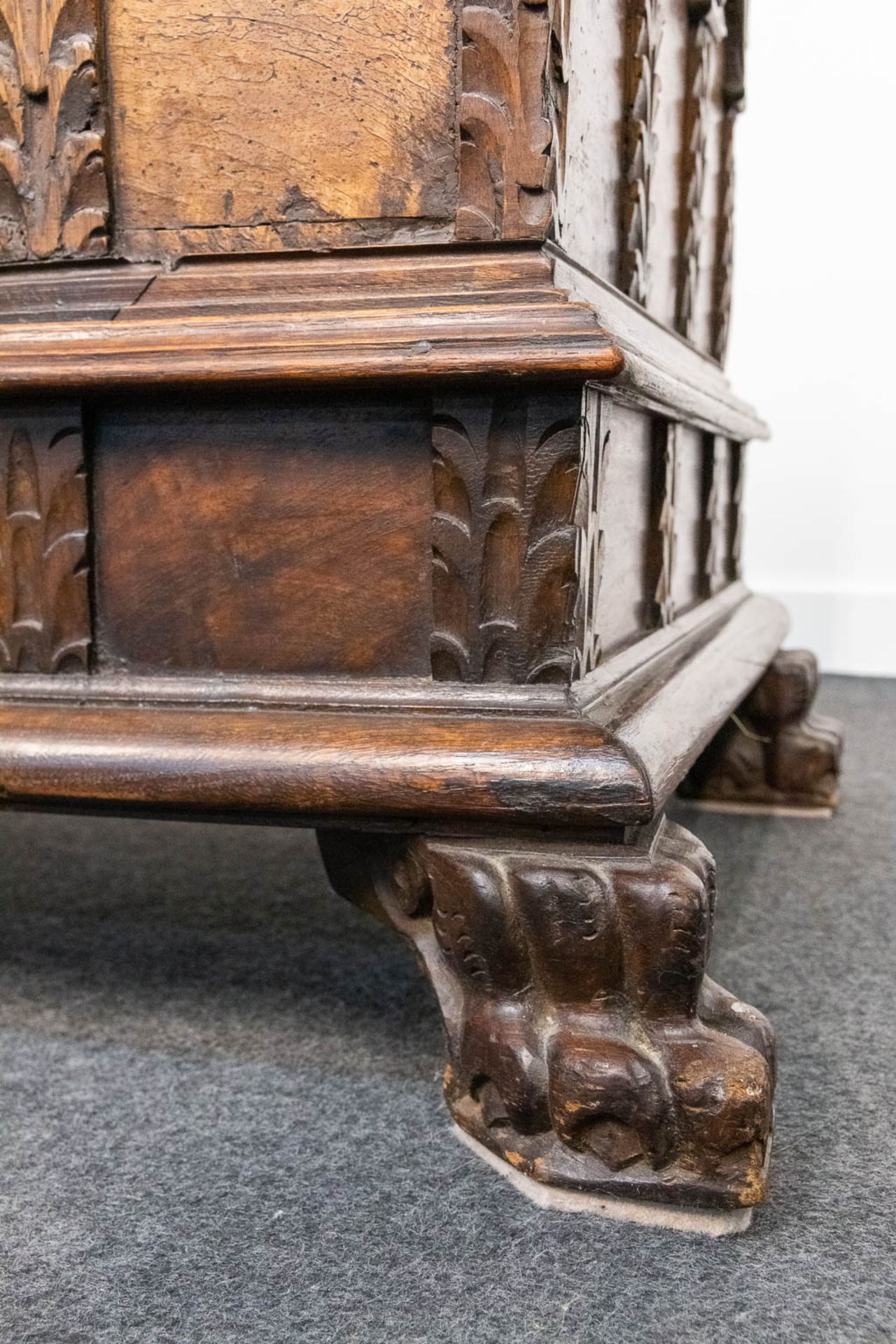 An antique chest, probably of Southern European origin. 18th century. (57 x 142 x 63 cm) - Bild 14 aus 15