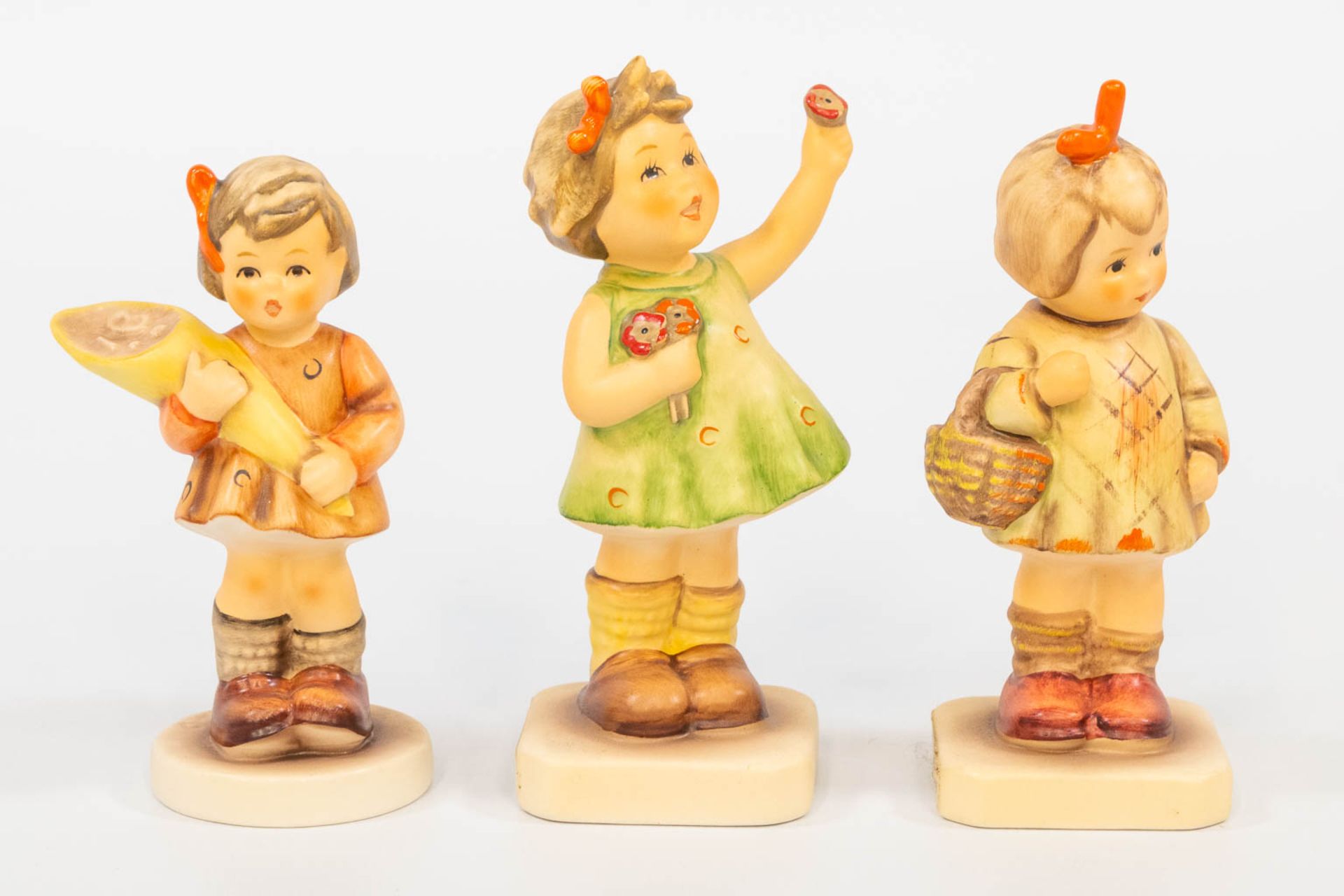 A collection of 6 Hummel statues and a table lamp. (20,5 cm) - Bild 11 aus 16