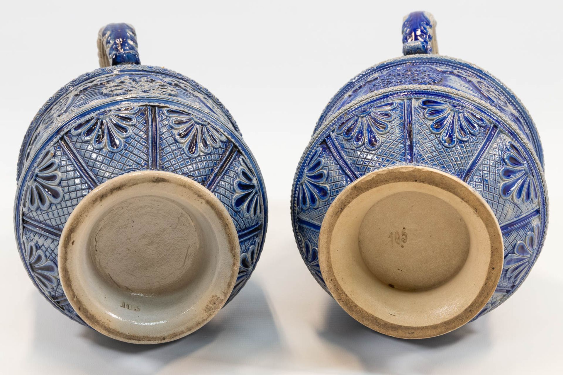 A collection of 2 Westerwald Pitchers with blue glaze, of which one has a Bartmann. (32 x 18 cm) - Image 12 of 14