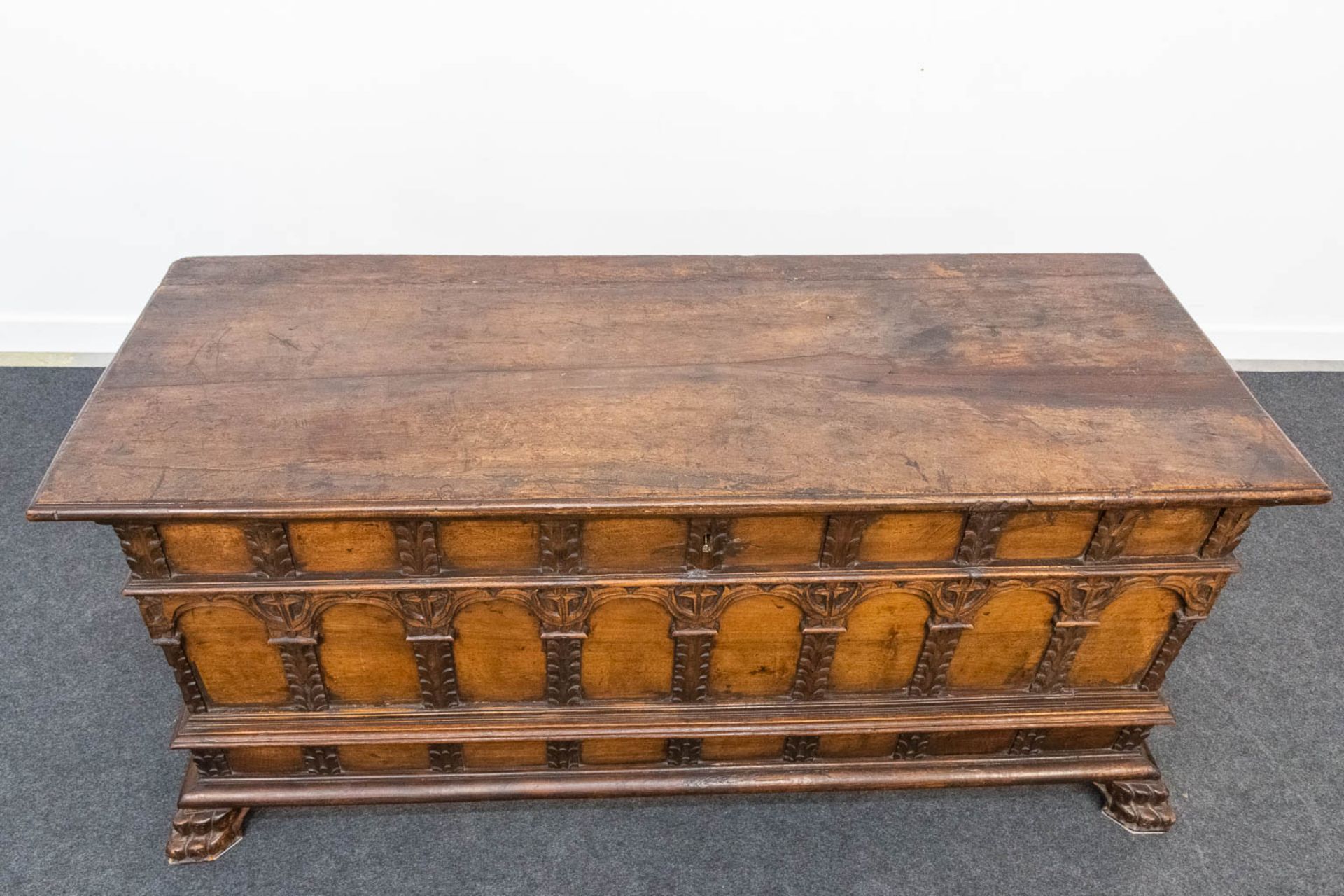 An antique chest, probably of Southern European origin. 18th century. (57 x 142 x 63 cm) - Bild 12 aus 15